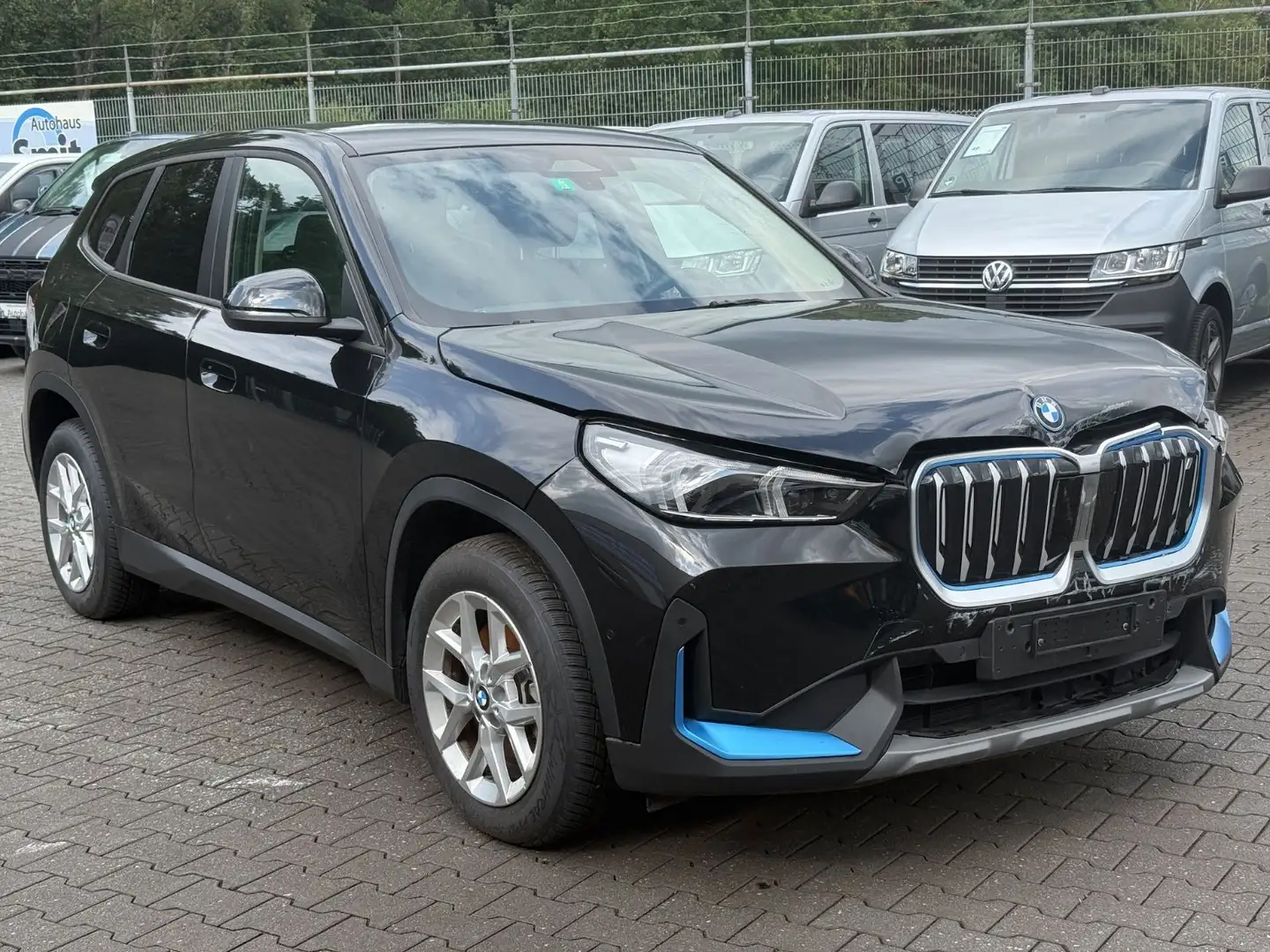 BMW iX1 Baureihe iX1 30 xDrive Premium-Paket Schwarz - 1