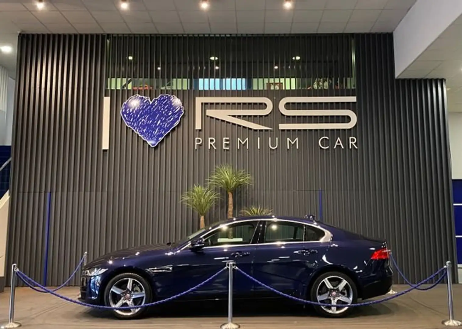 Jaguar XE 2.0T Blau - 1