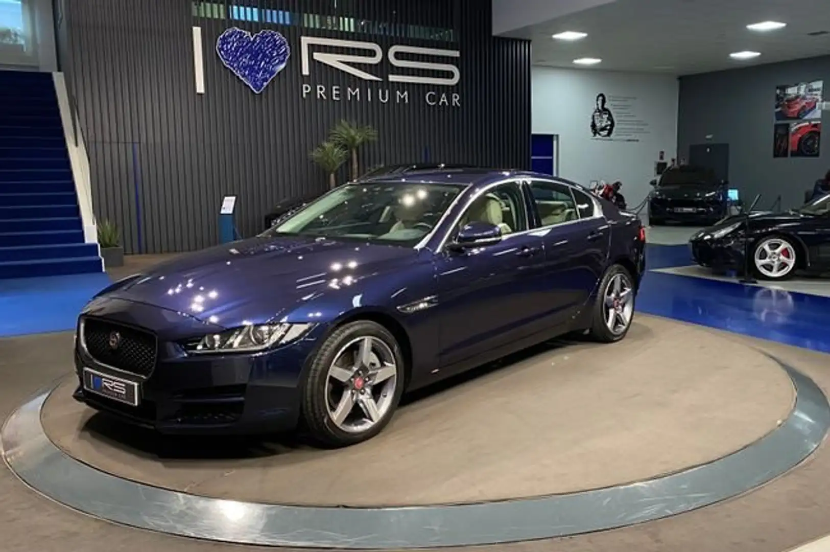 Jaguar XE 2.0T Blau - 2