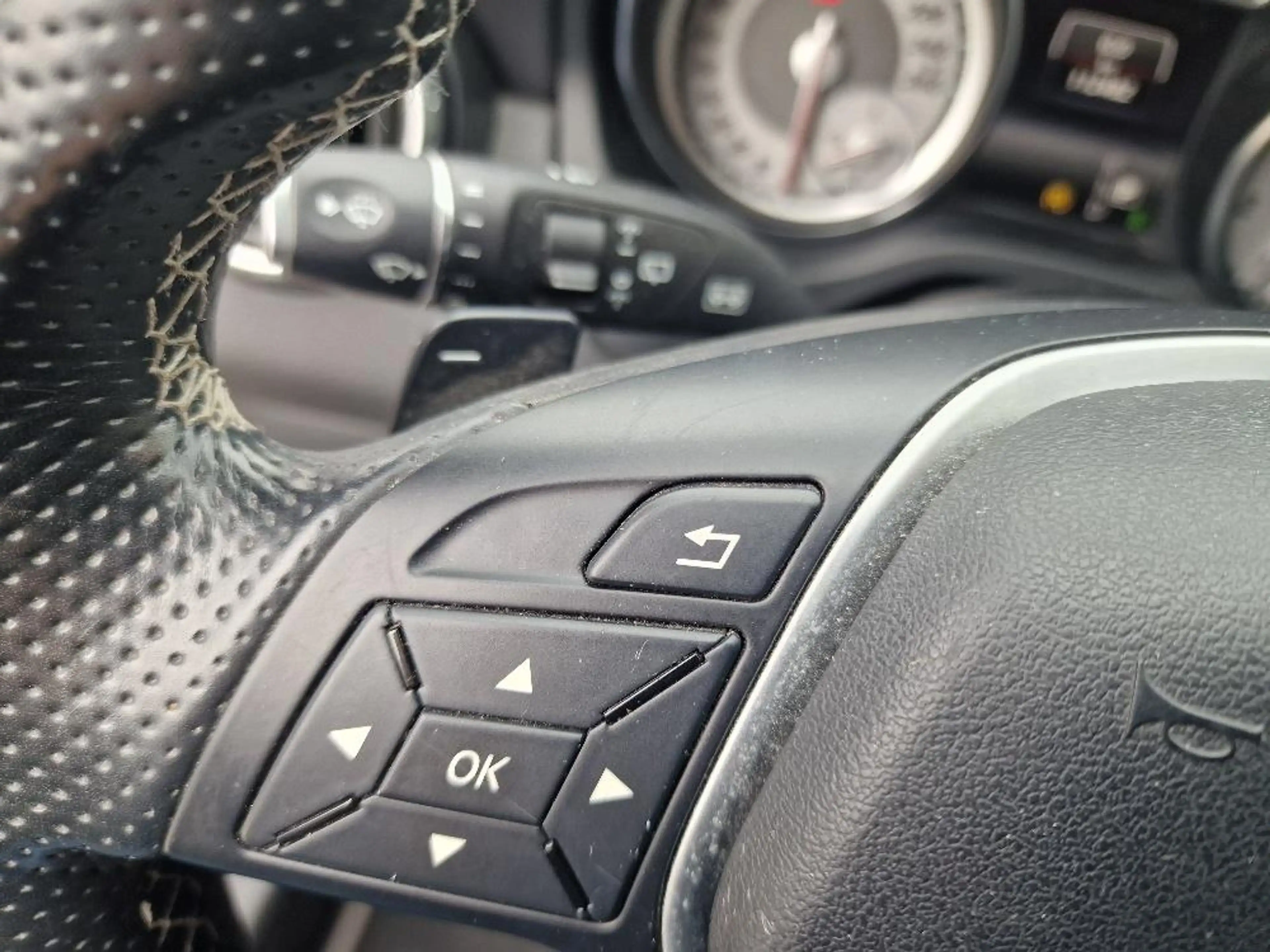 Mercedes-Benz GLA 180 Urban — photo 21