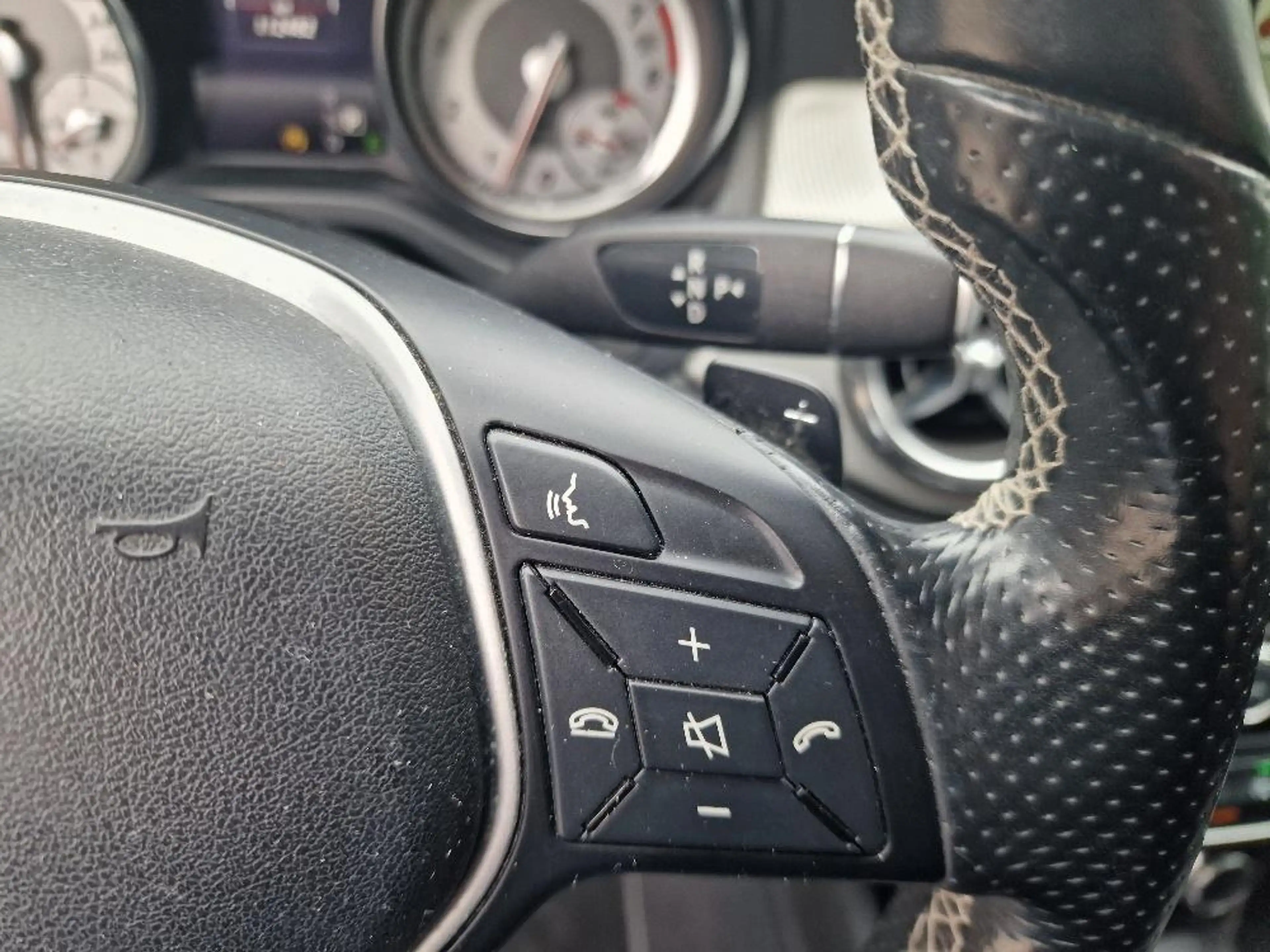 Mercedes-Benz GLA 180 Urban — photo 22