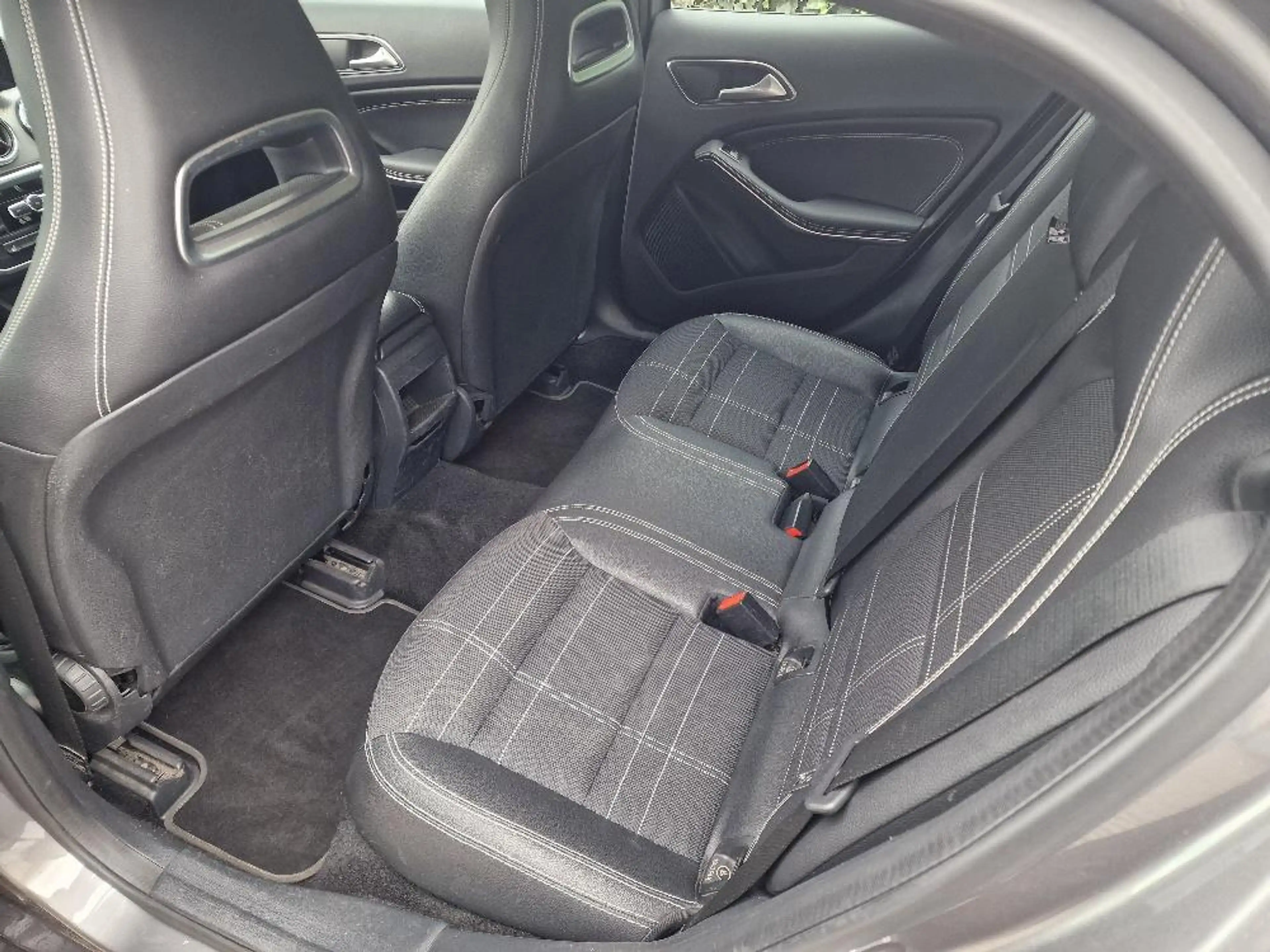 Mercedes-Benz GLA 180 Urban — photo 10