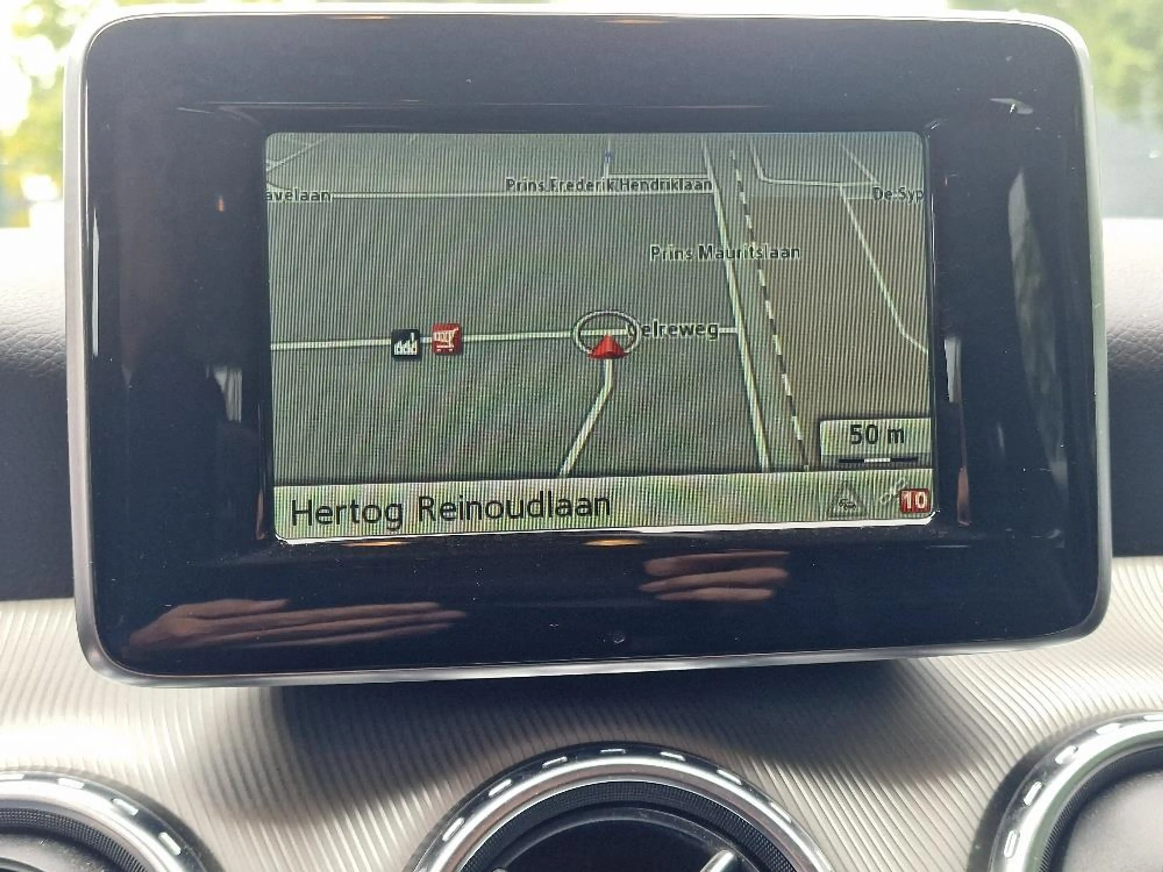 Mercedes-Benz GLA 180 Urban — photo 24