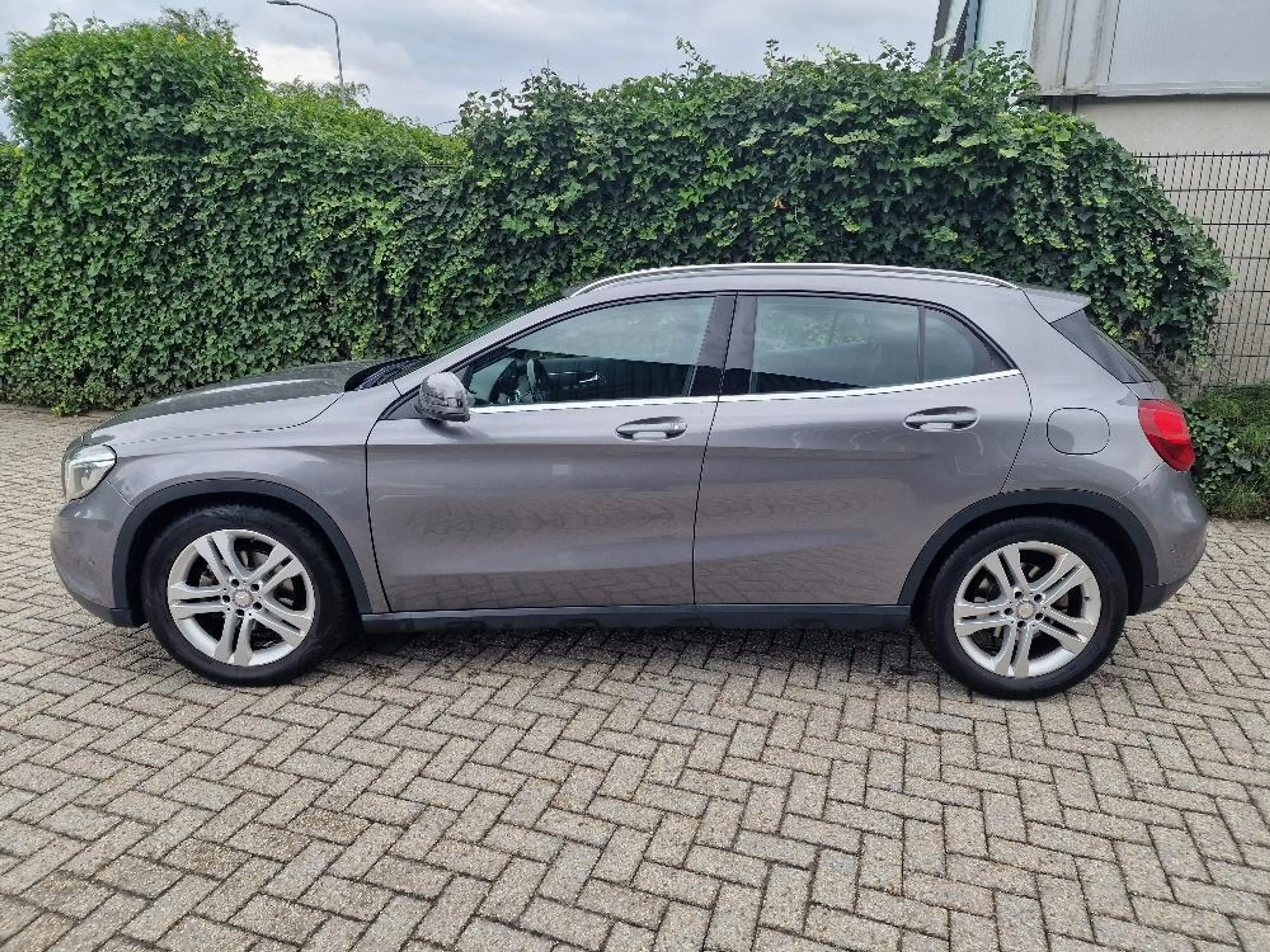 Mercedes-Benz GLA 180 Urban — photo 2