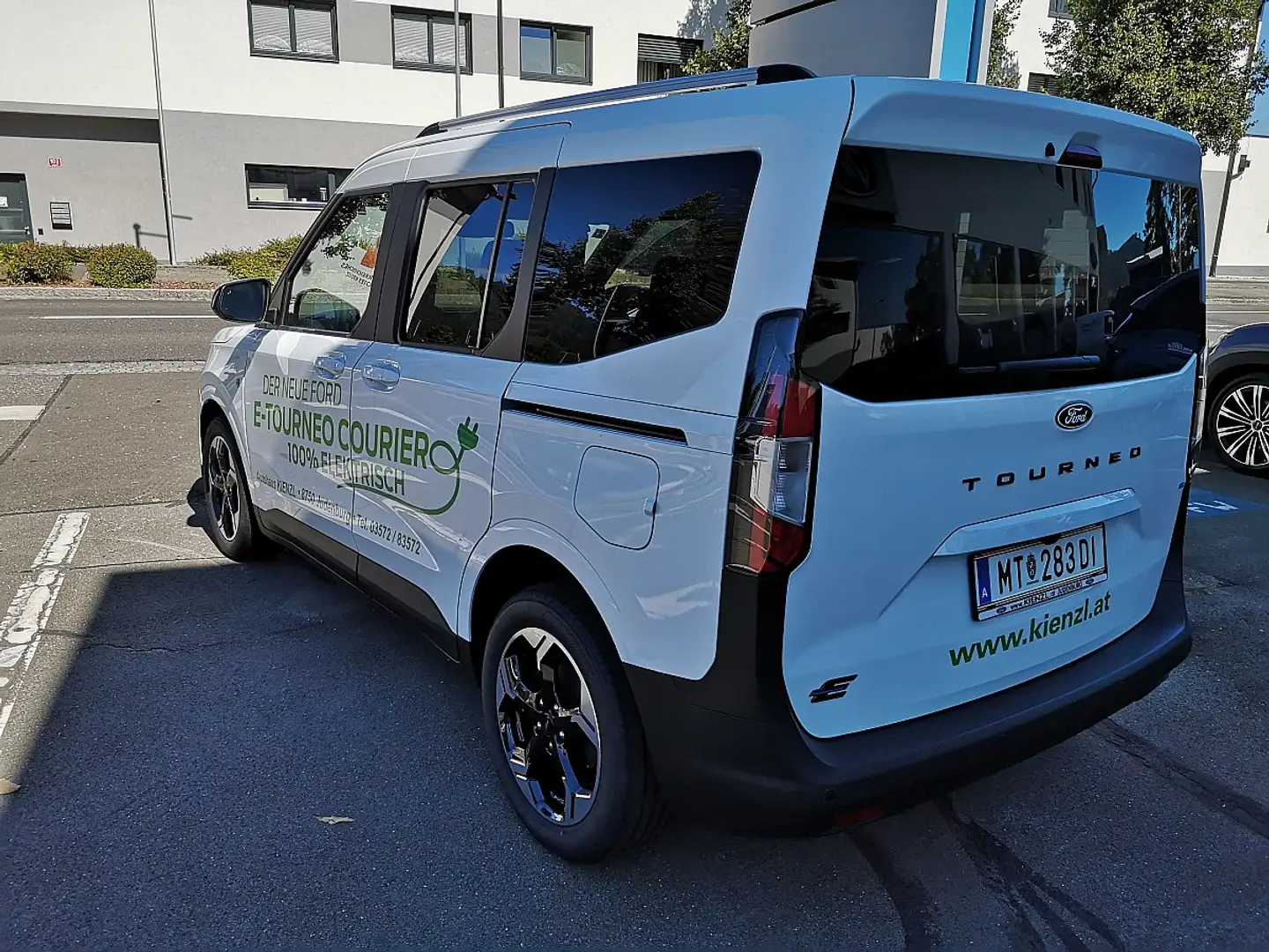 Ford Tourneo Courier E-Tourneo Courier Titanium Weiß - 2