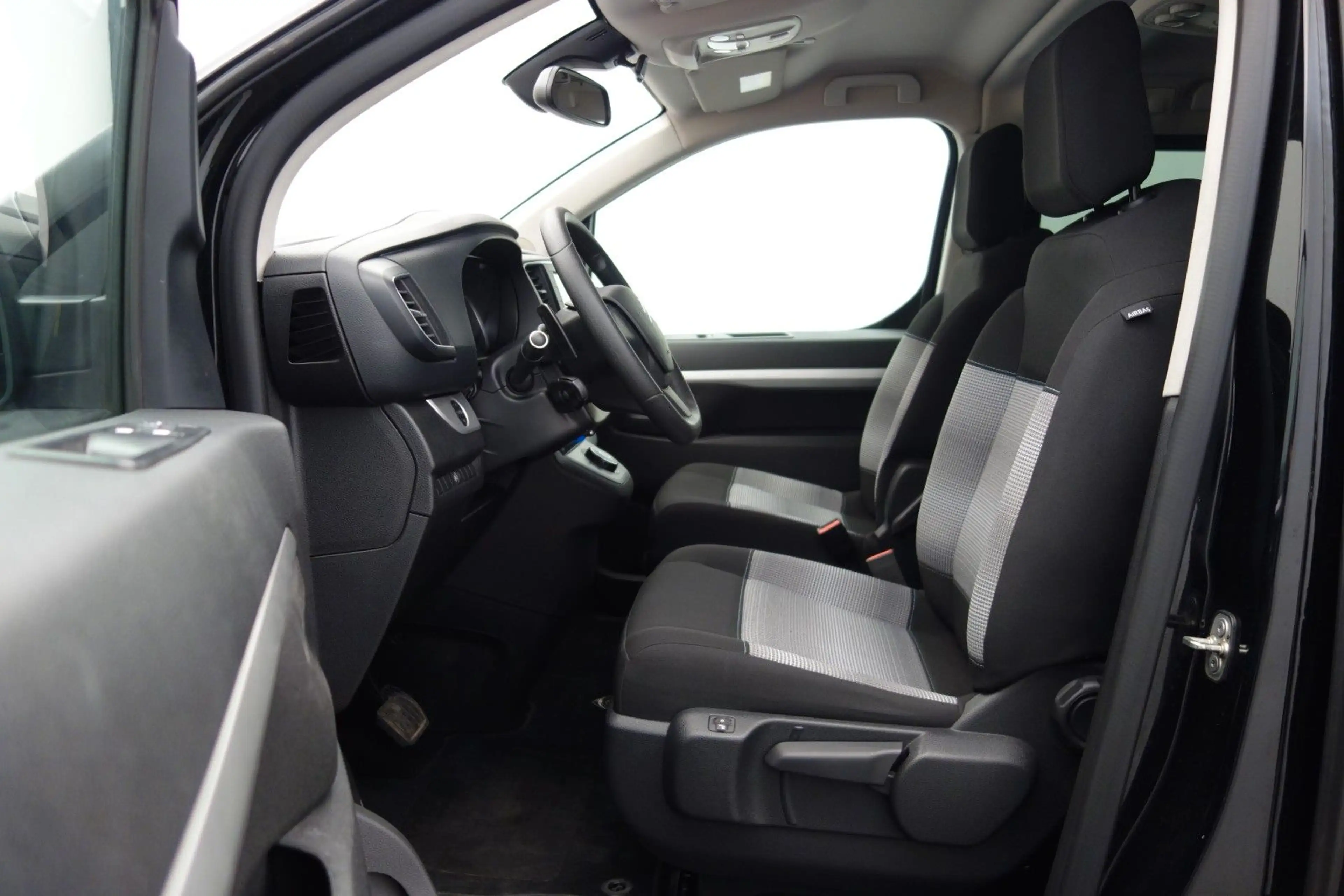 Citroen Spacetourer HDI Feel Lang (M) Automatik 130 kW — photo 12