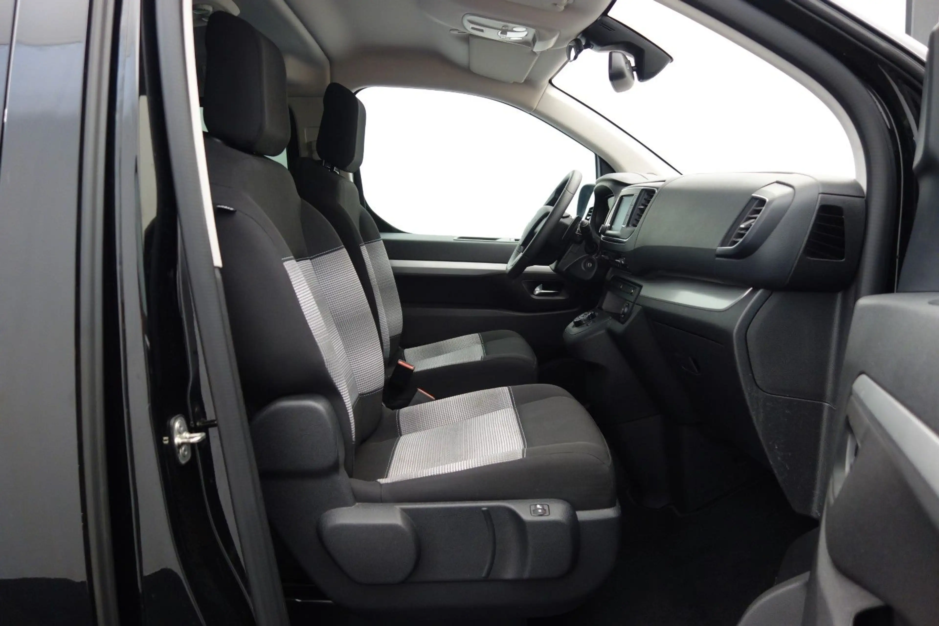 Citroen Spacetourer HDI Feel Lang (M) Automatik 130 kW — photo 9