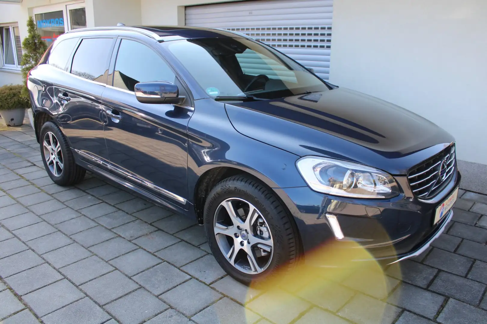 Volvo XC60 D5 AWD Summum BiXenon Leder Panorama Rückfakam Nav Blau - 1
