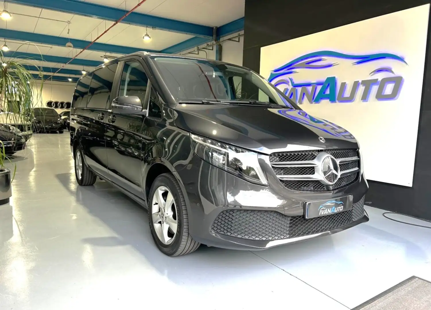 Mercedes-Benz V 220 220d Largo Avantgarde Gris - 1