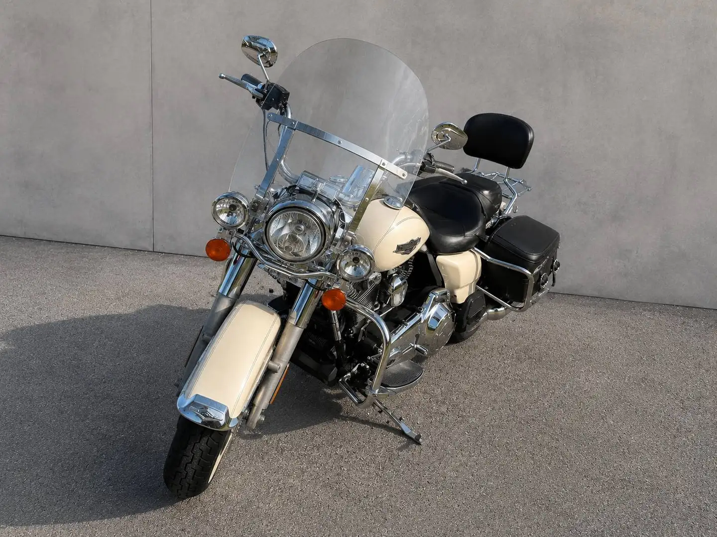 Harley-Davidson Road King FLHRC Classic Blanco - 2