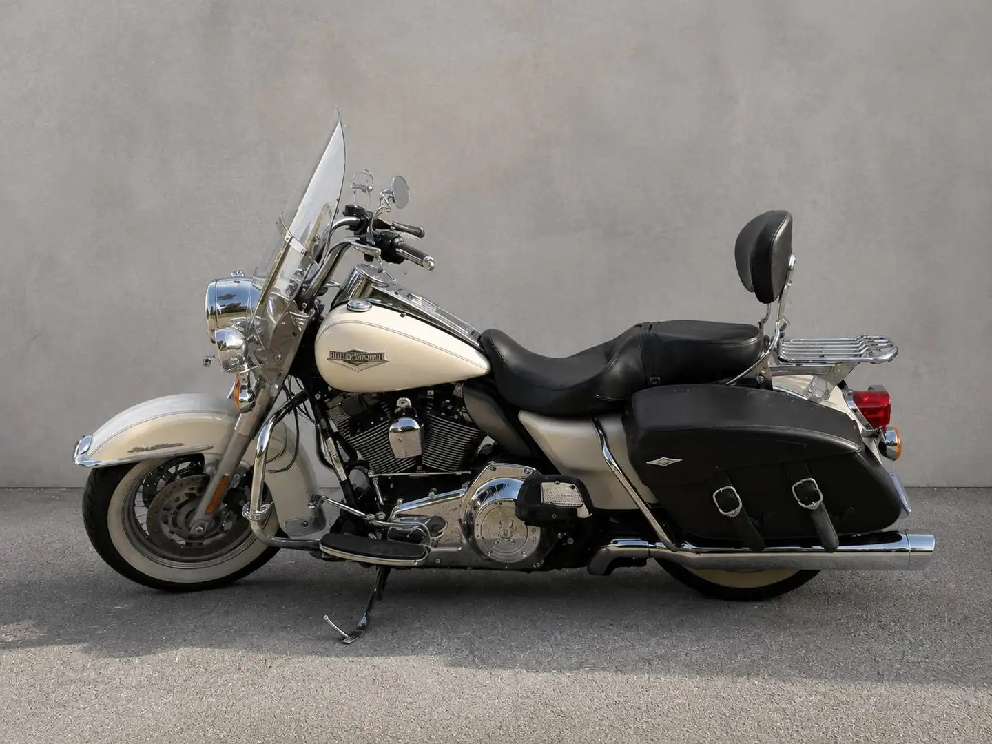 Harley-Davidson Road King FLHRC Classic Blanco - 1