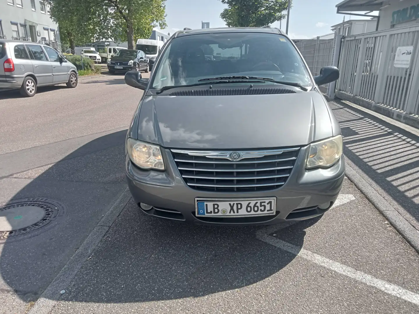 Chrysler Voyager 2.8 CRD Grand Voyager Limited Grau - 2