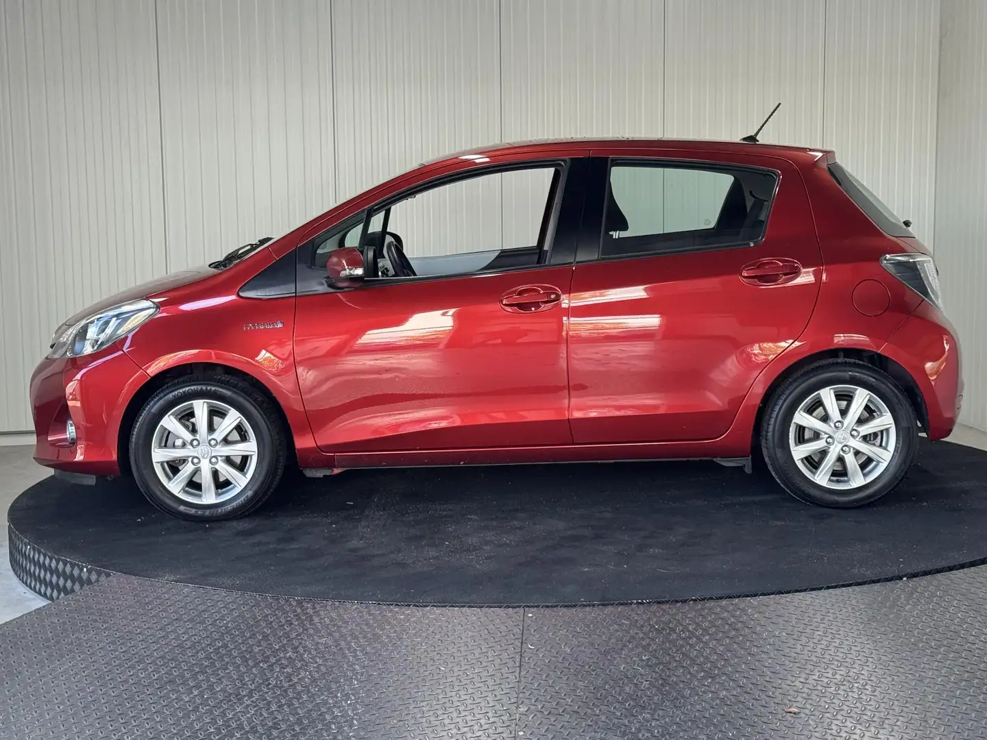 Toyota Yaris 1.5 Full Hybrid Aspiration NL Navi LM Velgen Cruis Rood - 2