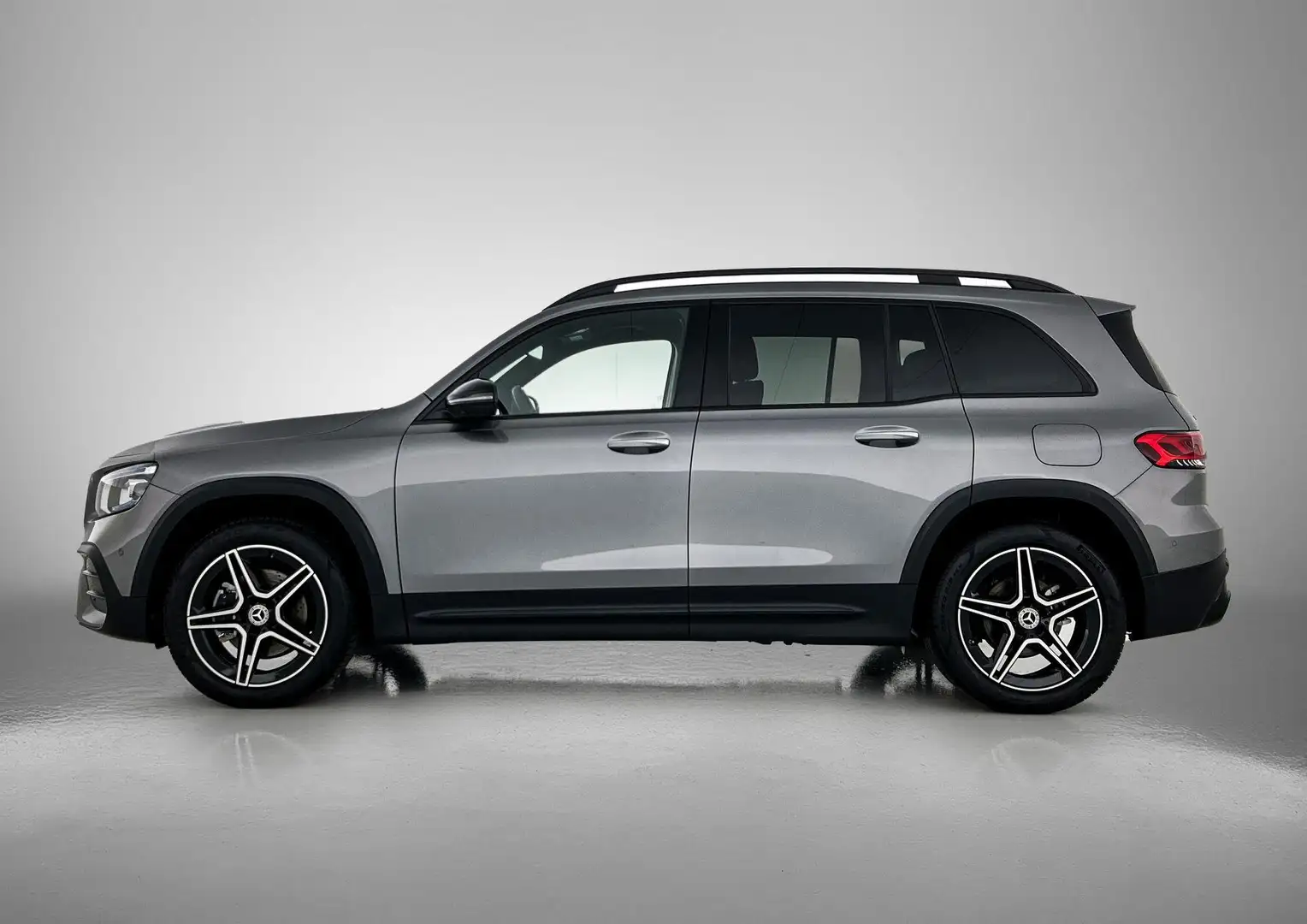 Mercedes-Benz GLB 200 GLB Automaat AMG Line | Nightpakket | Distronic | Grijs - 2