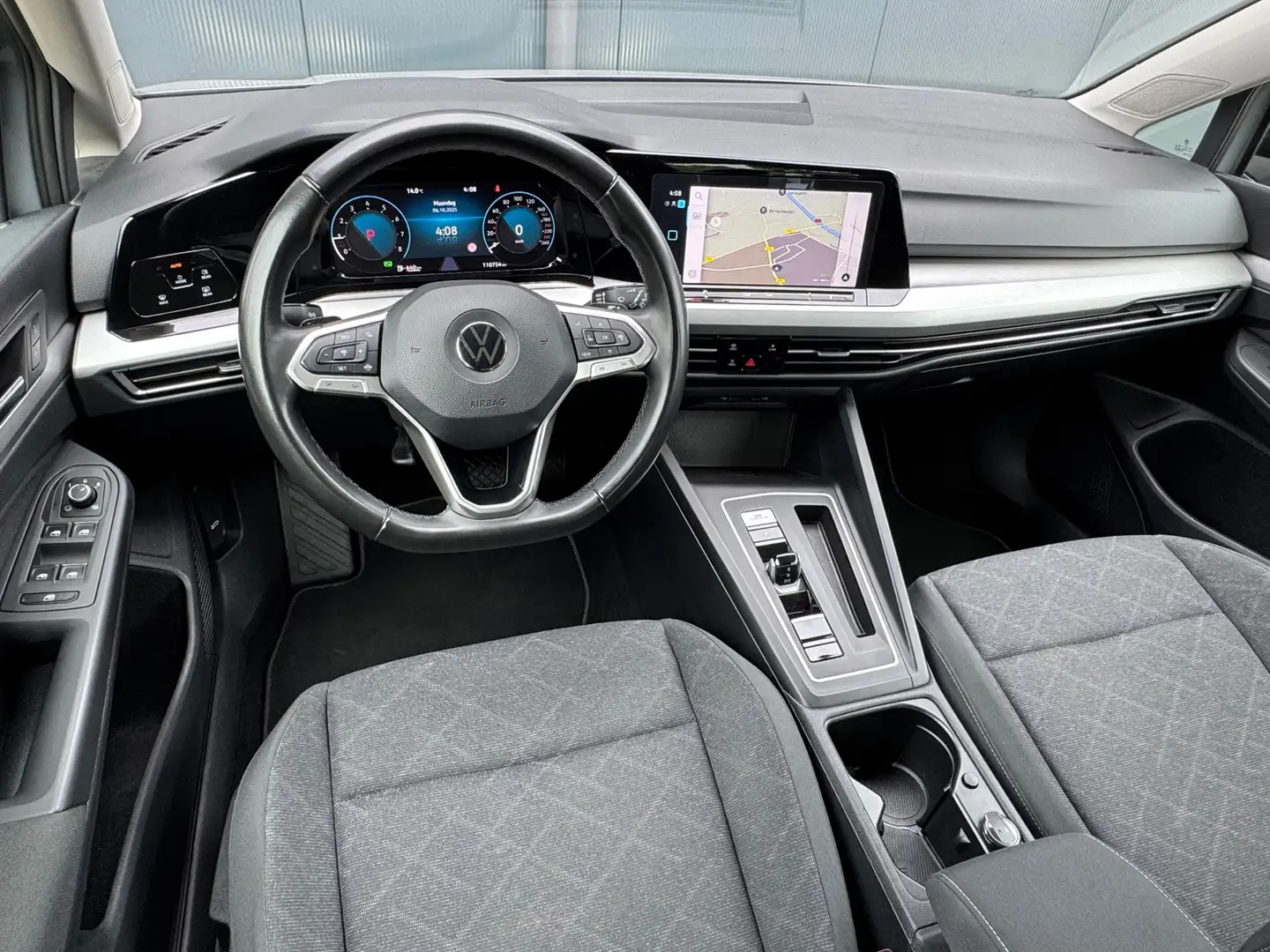Volkswagen Golf 1.0 eTSI Automaat Life * Navigatie * Camera * Virt Grau - 2