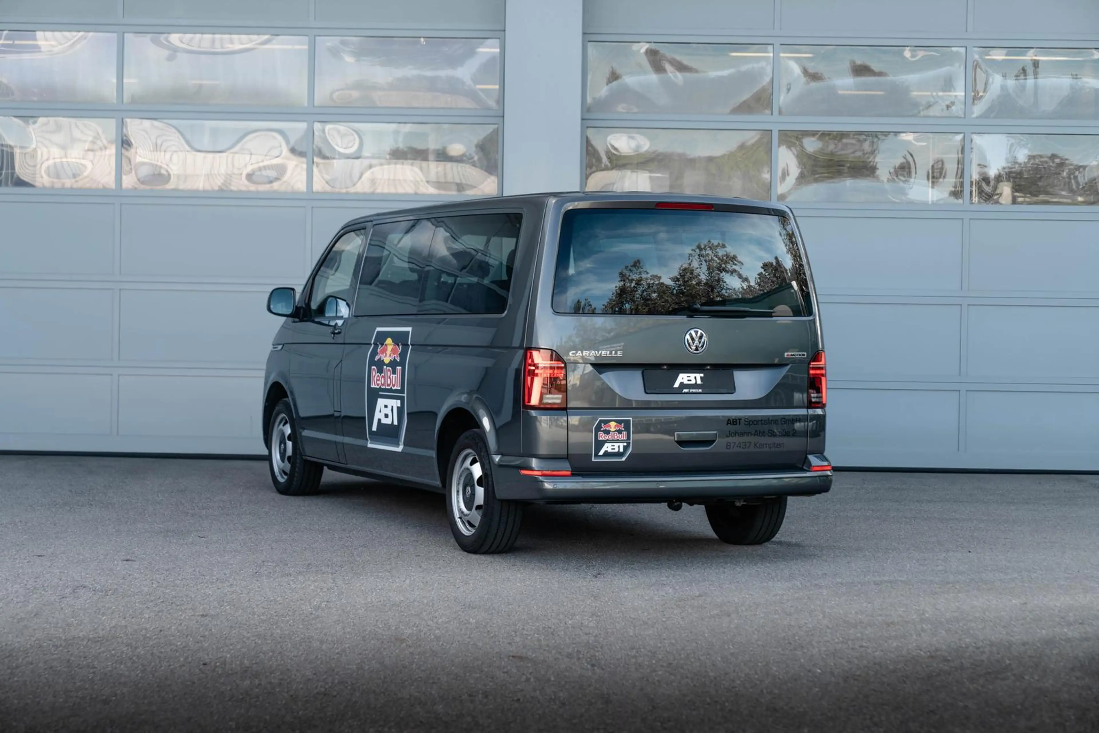 Volkswagen T6.1 Transporter T6.1 Caravelle Comfortline 2.0 TDI — photo 2
