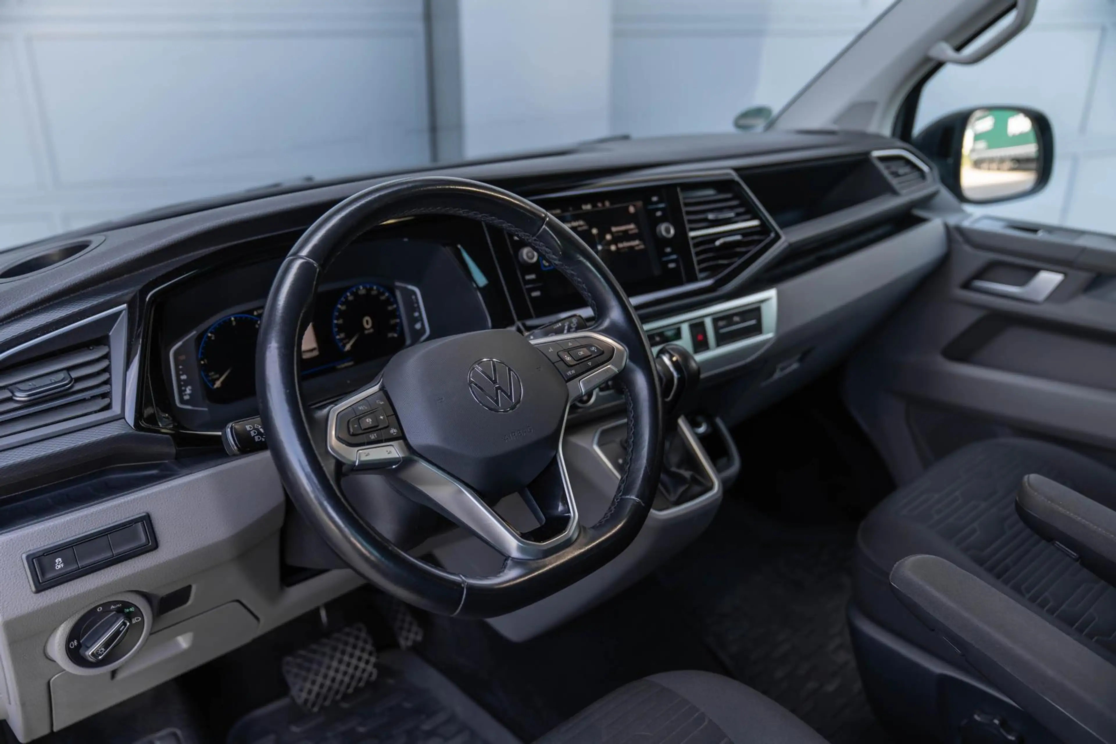 Volkswagen T6.1 Transporter T6.1 Caravelle Comfortline 2.0 TDI — photo 4