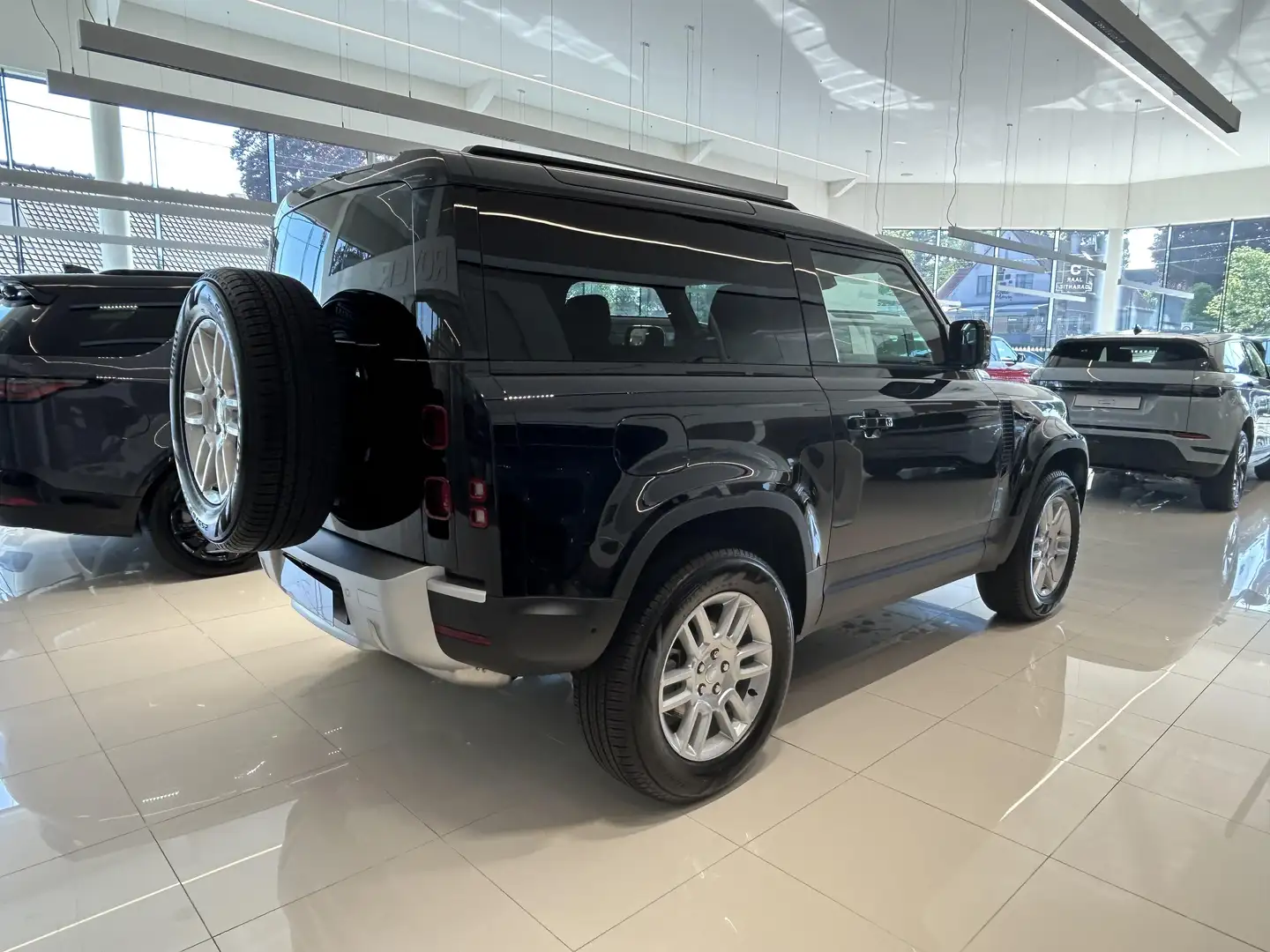Land Rover Defender 90 D200 S AWD Auto. 25.5MY Schwarz - 2
