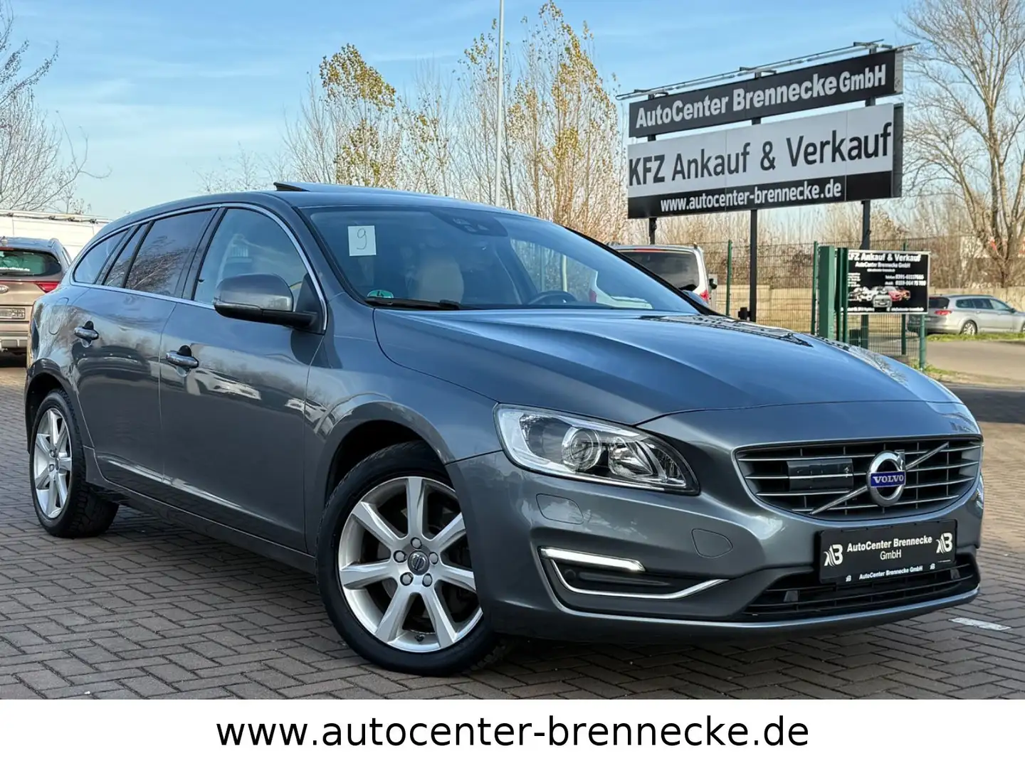Volvo V60 Kombi Summum*AHK*Schiebedach*8-fach bereift* Grau - 1