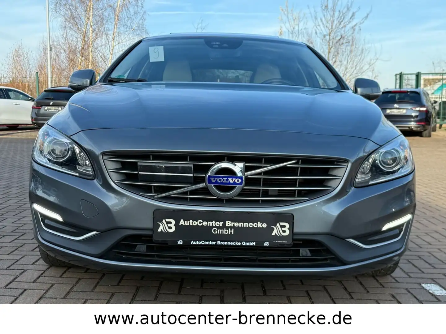 Volvo V60 Kombi Summum*AHK*Schiebedach*8-fach bereift* Grau - 2