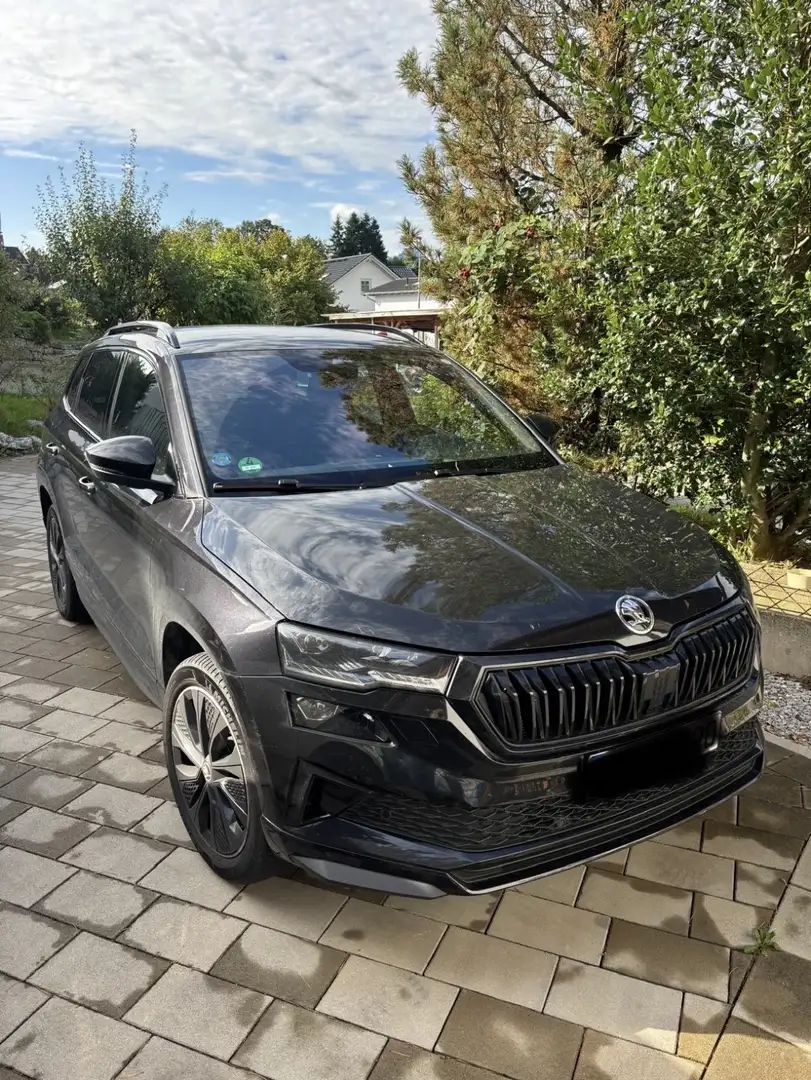 Skoda Karoq Sportline + AHK + Winterreifen Schwarz - 1