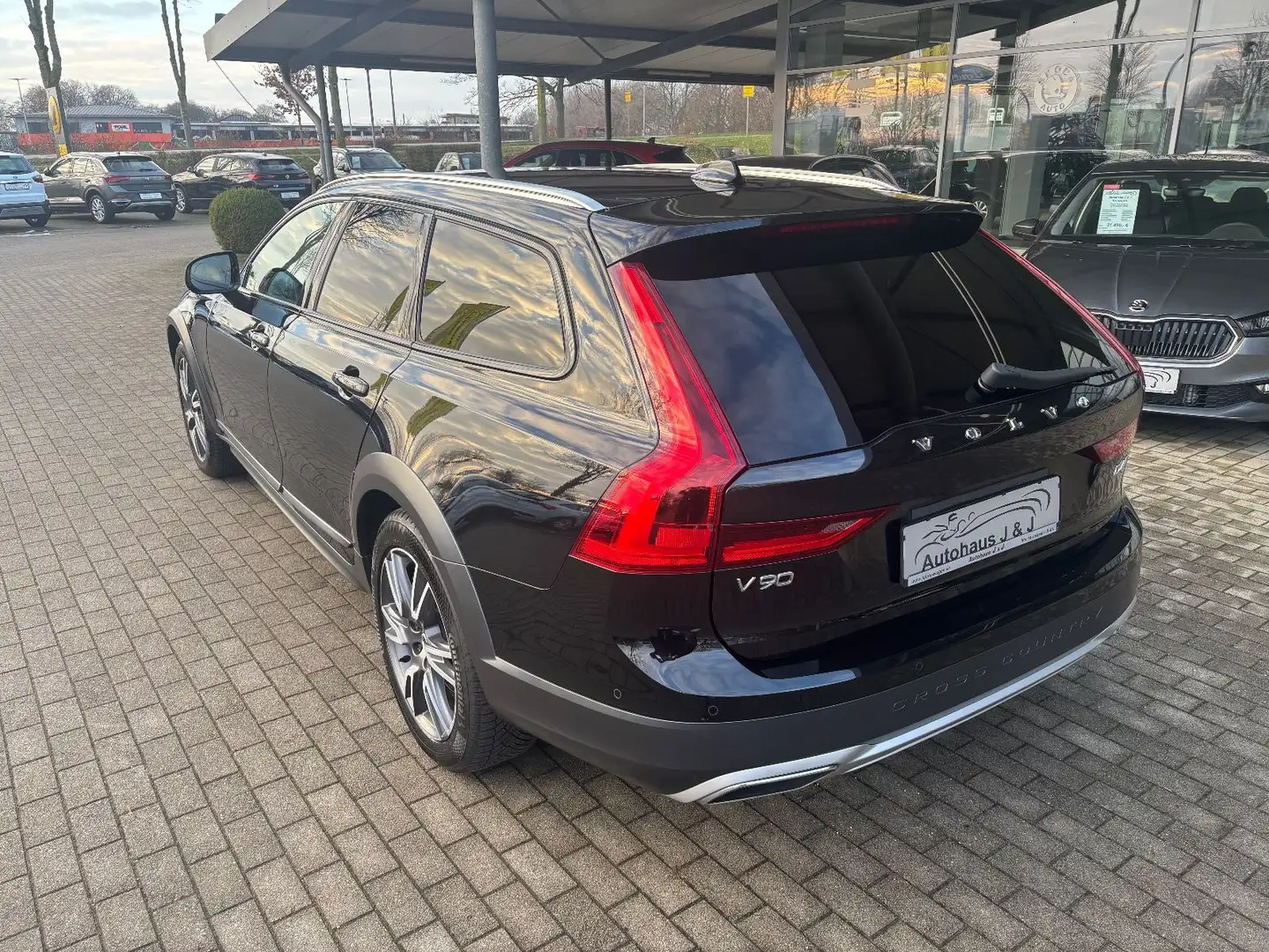 Volvo V90 Cross Country V90 D4 Cross Country AWD RFK/LED/SHZ/E. Heckklap Schwarz - 2