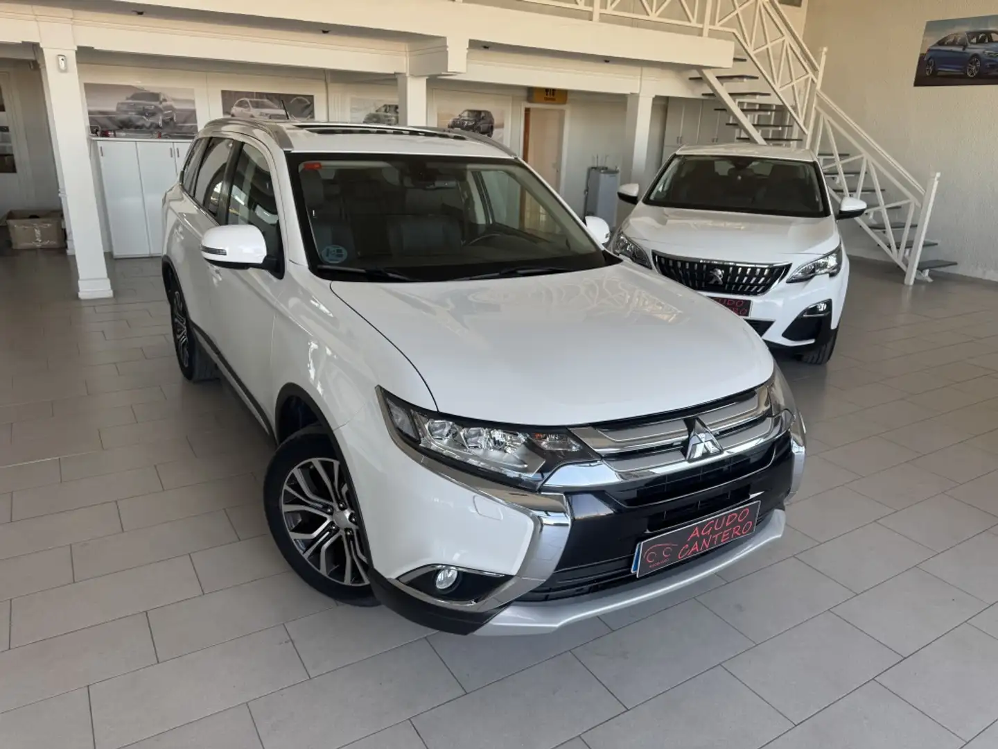Mitsubishi Outlander 220DI-D Kaiteki 6AT 4WD Blanco - 2