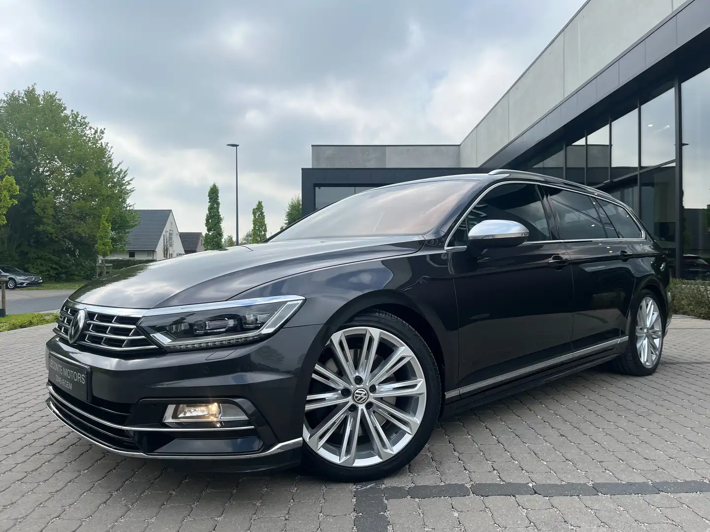 Volkswagen Passat 2.0 TSI 4Motion DSG R-Line Virtual/Carplay/Camera Сірий - 2