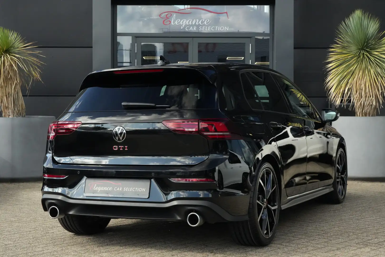 Volkswagen Golf GTI 2.0 TSI 265pk Panoramadak/HarmanKardon/Camera Zwart - 2