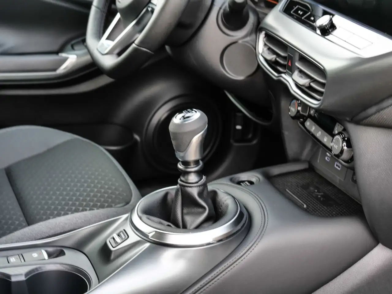 Nissan Juke N-Connecta 1.0 DIG-T 114PS 6MT Winterpaket BFS 15