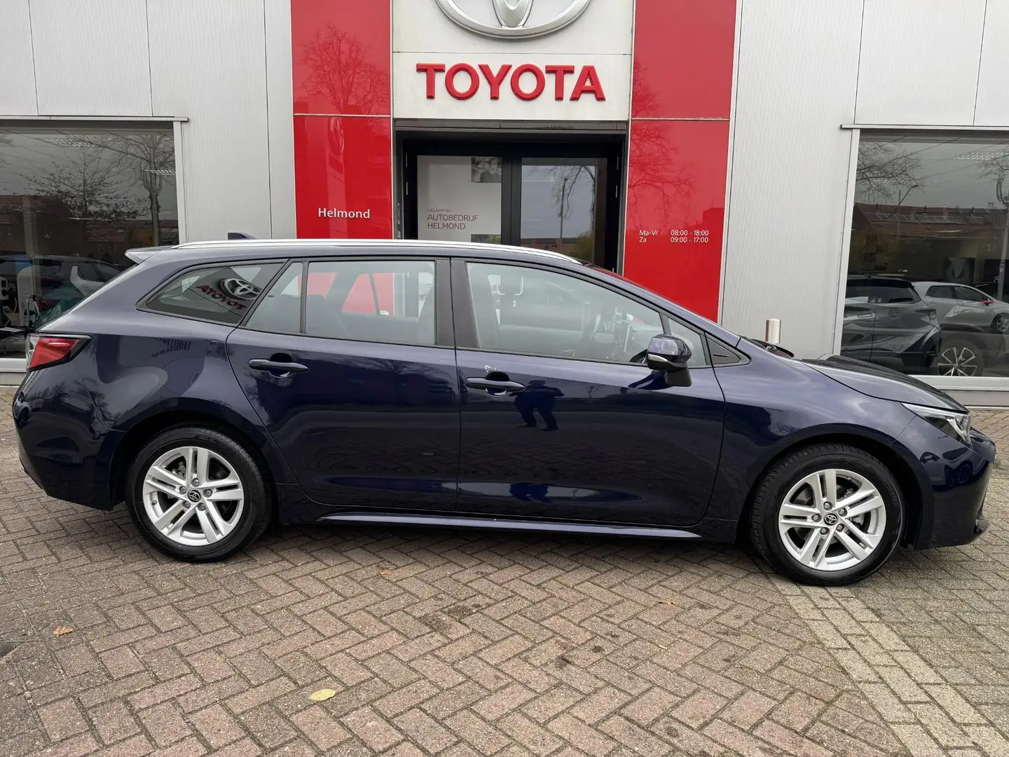 Toyota Corolla Touring Sports 1.8 Hybrid Active Blauw - 2