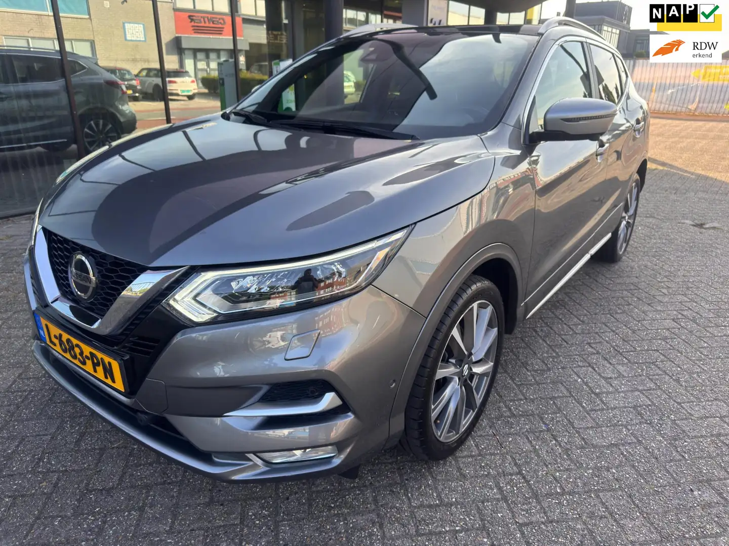 Nissan Qashqai 1.3 DIG-T Tekna + / Pano'dak / Leder / Xenon / Cam Grijs - 1