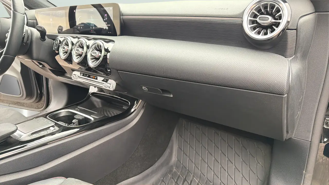 Mercedes-Benz A-Class снимка Mercedes-Benz A-Class