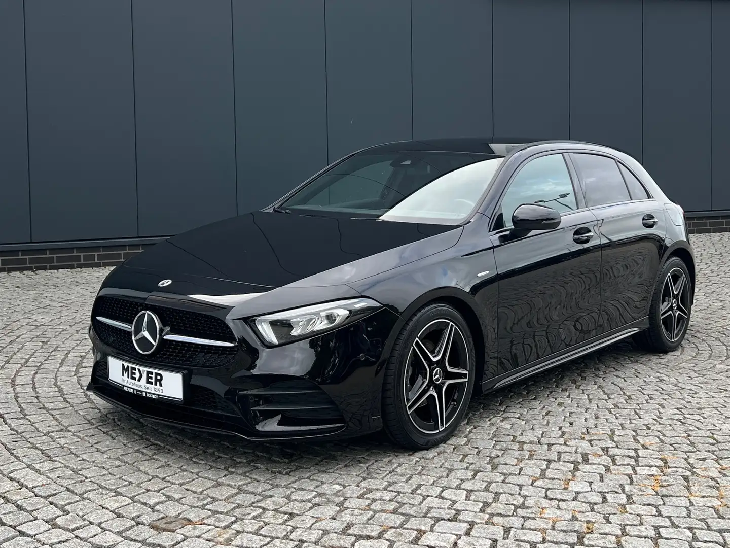 Mercedes-Benz A 180 Edition *Night-Paket, AMG-Optik, Navi" Schwarz - 2