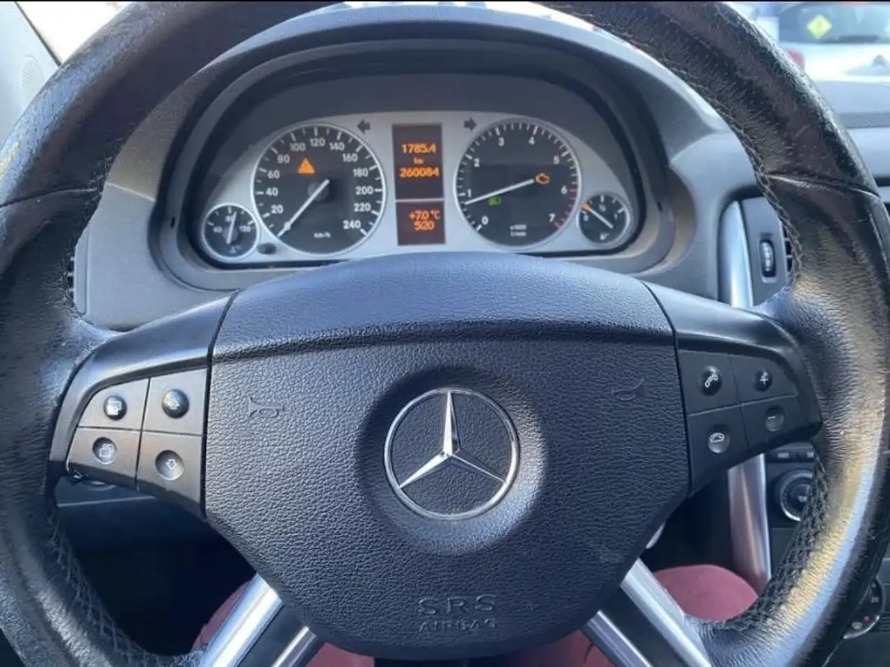 Mercedes-Benz B 180