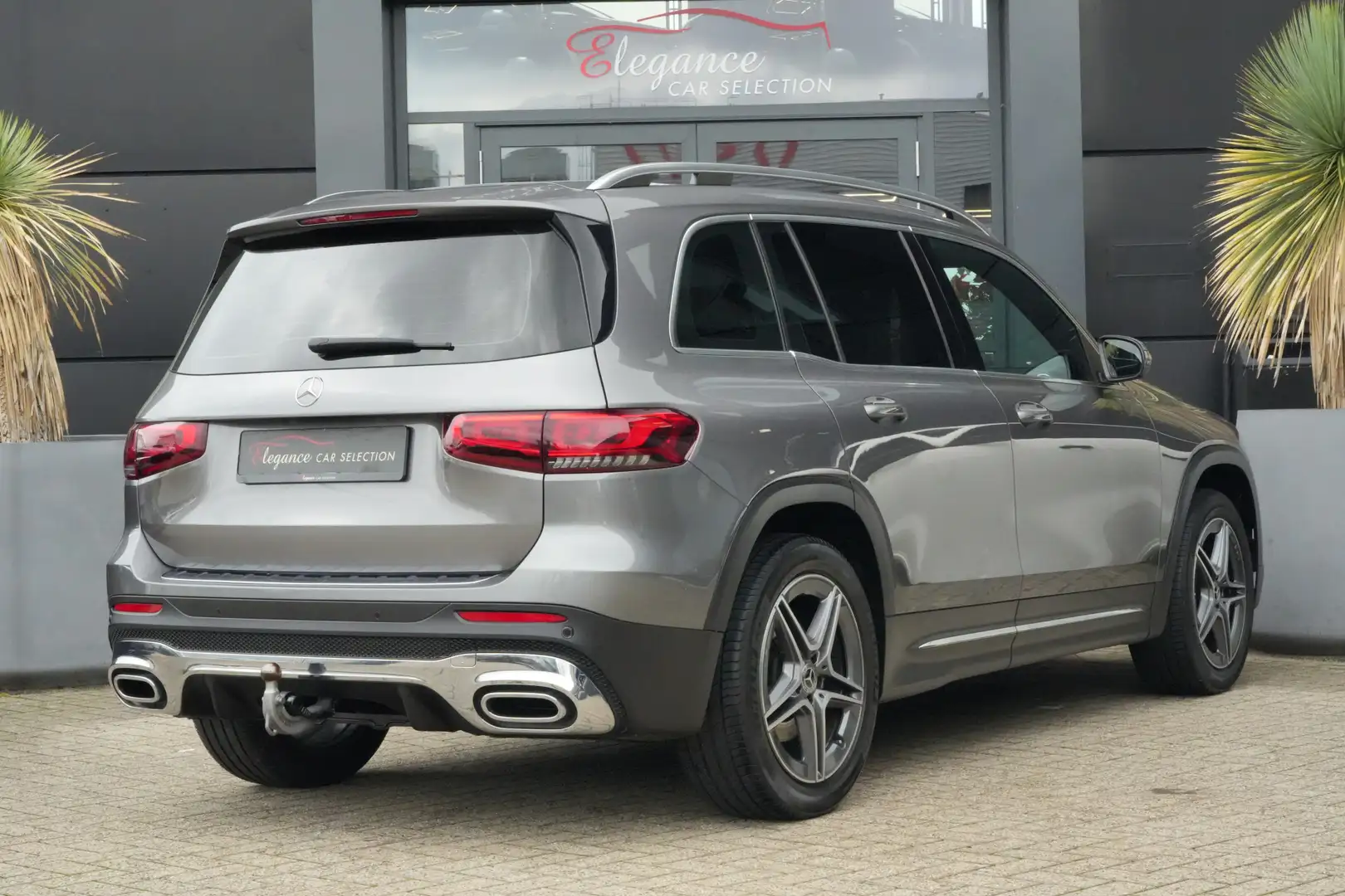 Mercedes-Benz GLB 200 Premium Plus 7p. 164pk Panoramadak/Trekhaak/Camera Grijs - 2