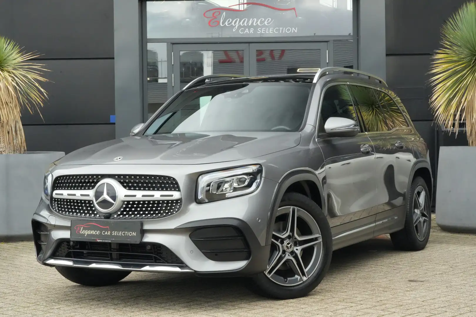 Mercedes-Benz GLB 200 Premium Plus 7p. 164pk Panoramadak/Trekhaak/Camera Grijs - 1