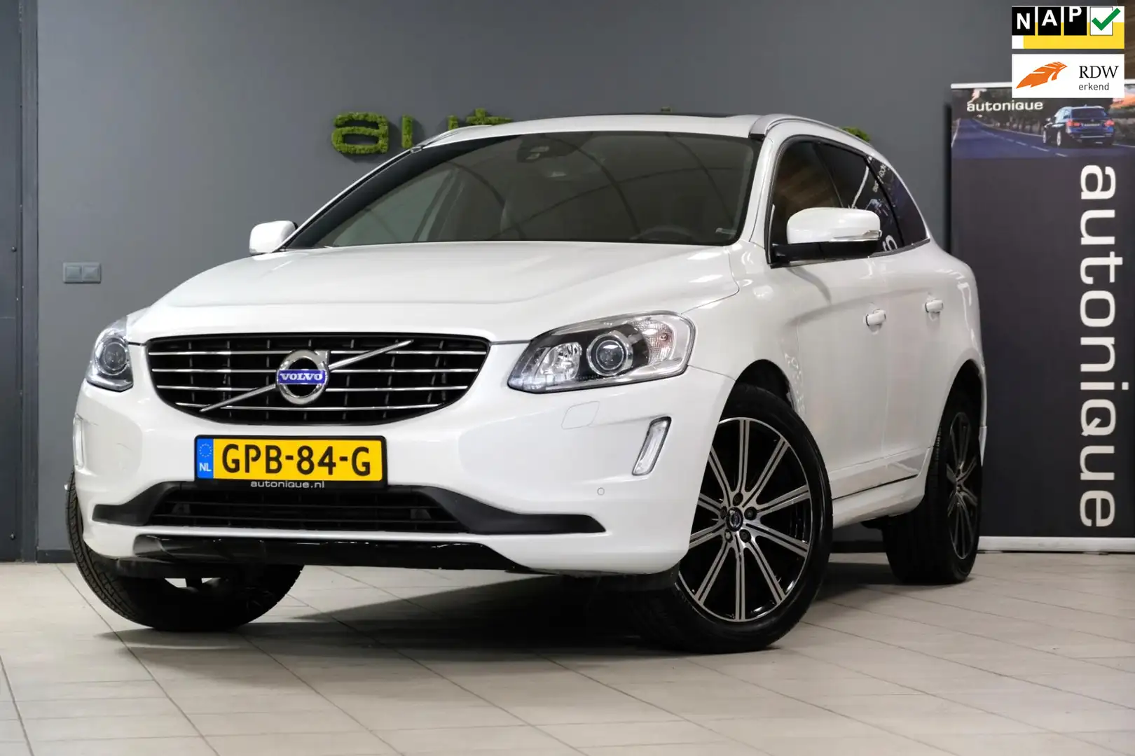 Volvo XC60 2.0 T5 Summum *65.362km* Comfortleder/PANORAMADAK/ Wit - 1
