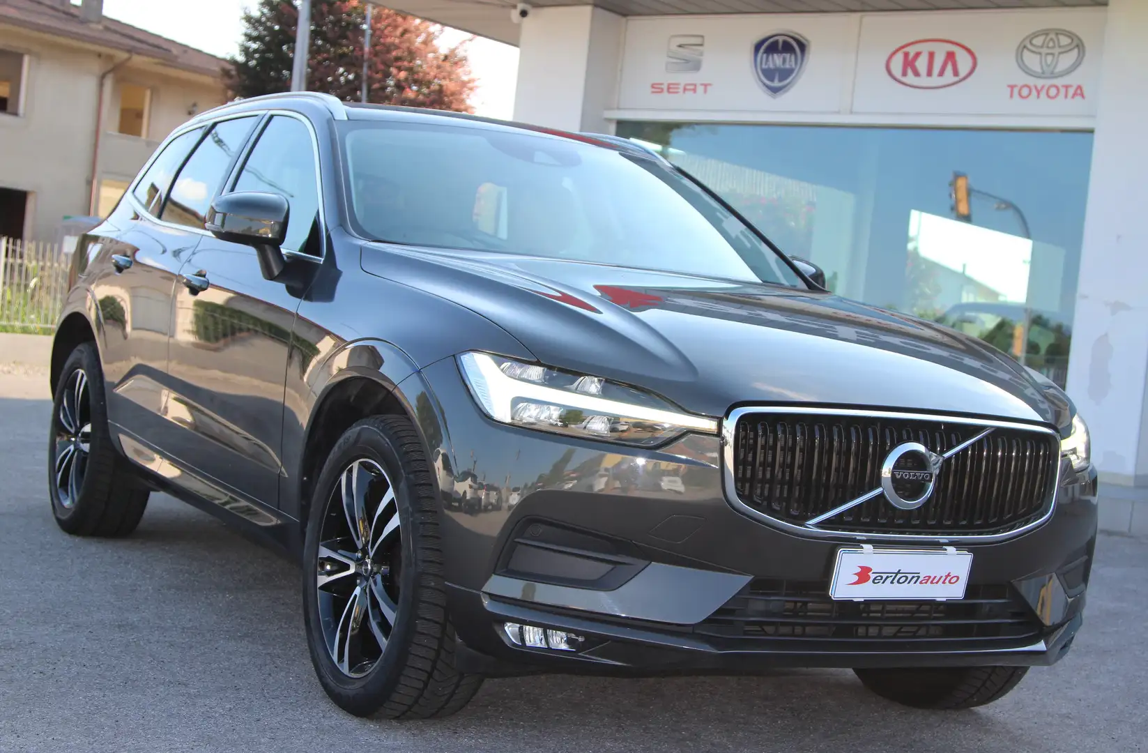 Volvo XC60 XC60 II 2018 2.0 b4 Momentum awd auto my20 Grigio - 2