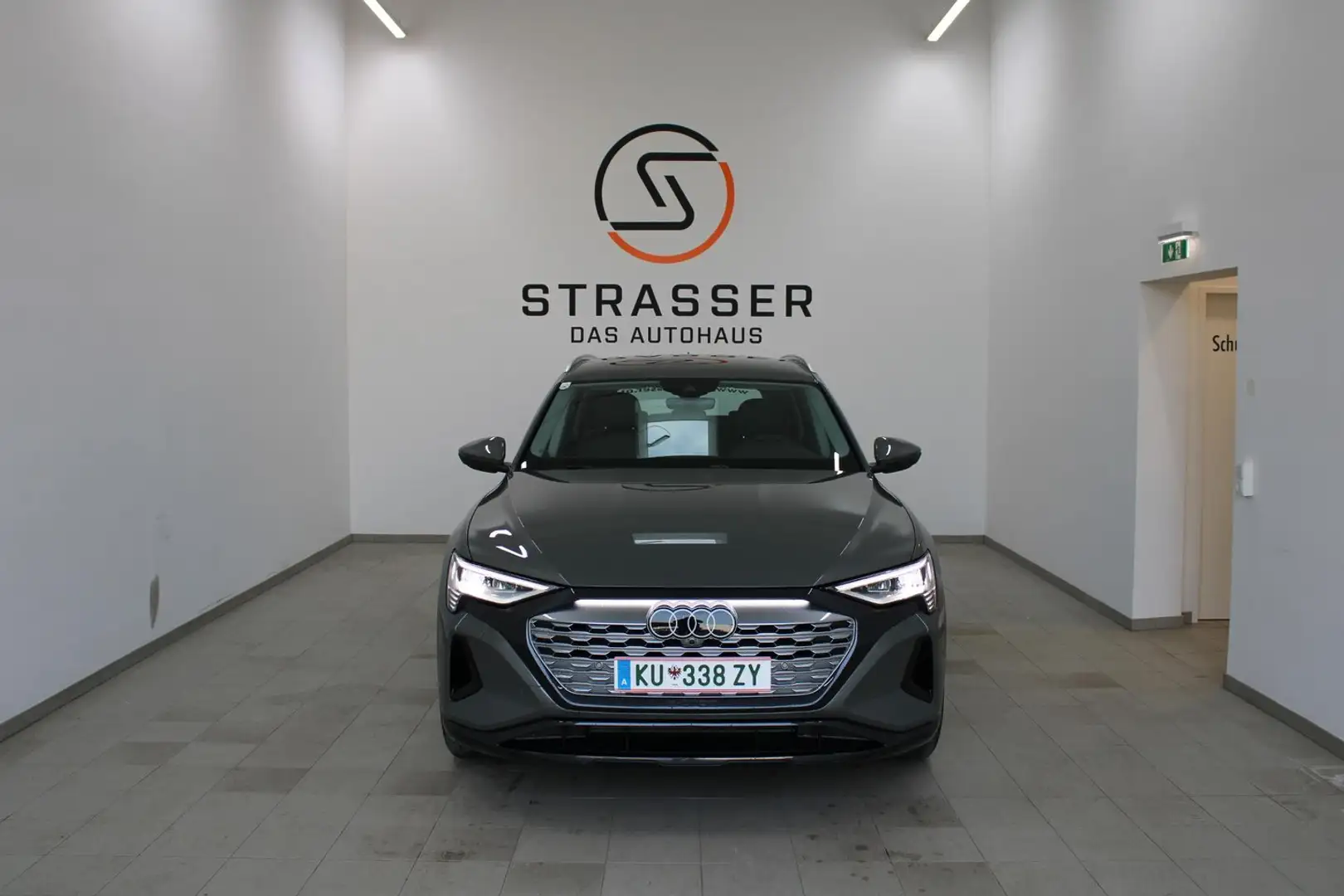 Audi Q8 55 e-tron quattro business Grau - 2
