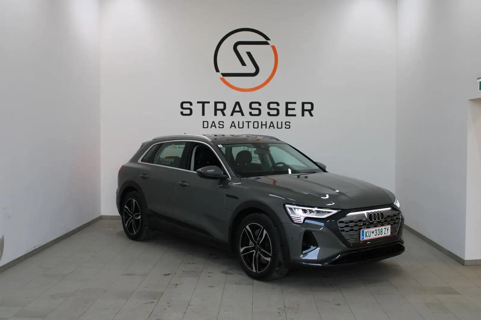 Audi Q8 55 e-tron quattro business Grau - 1