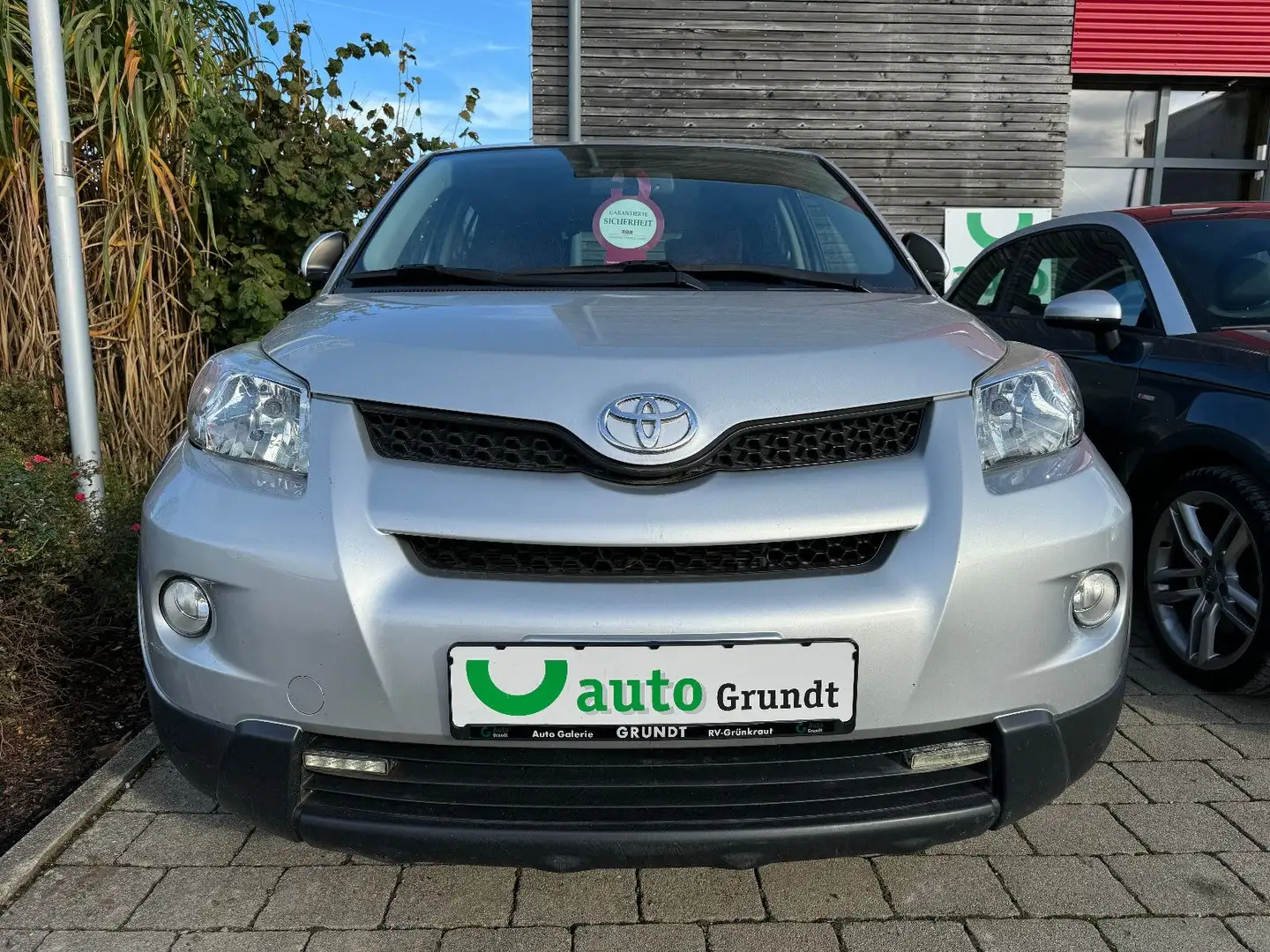 Toyota Urban Cruiser High Premium 4x4 ALLRAD srebrna - 1