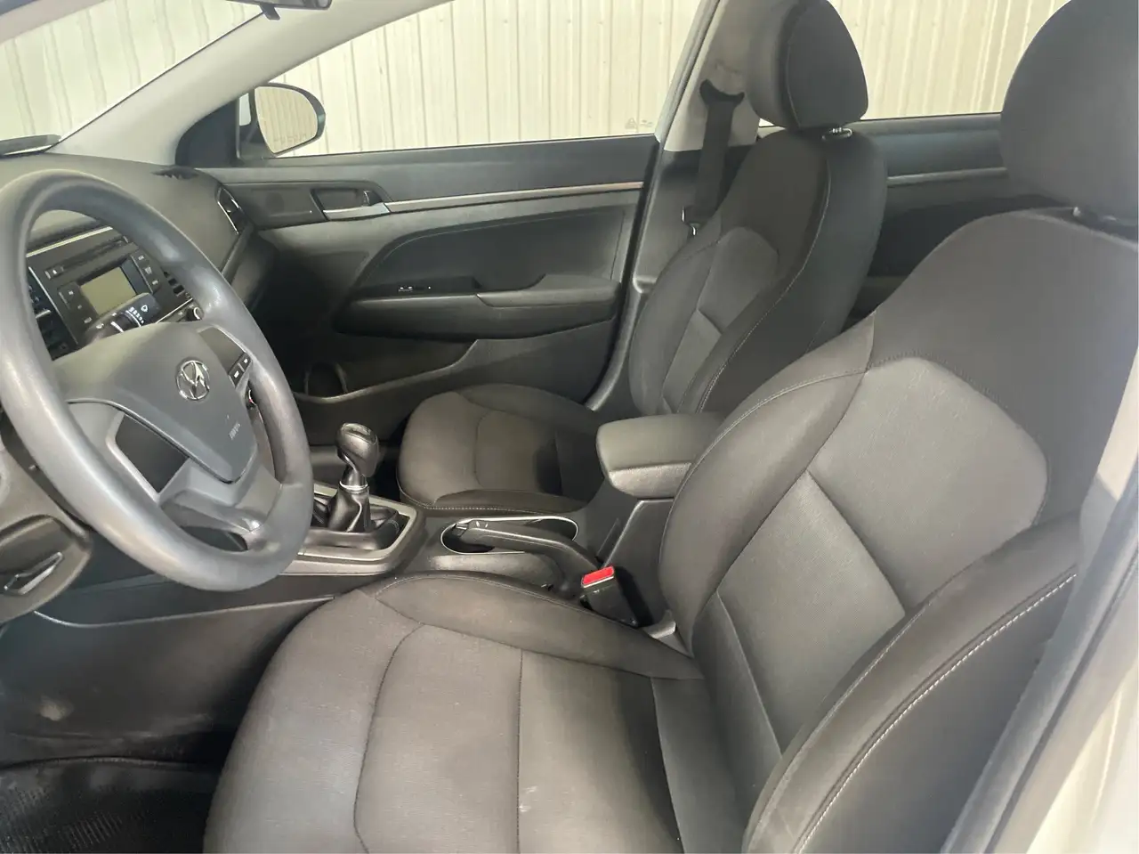 Hyundai ELANTRA photo Hyundai ELANTRA