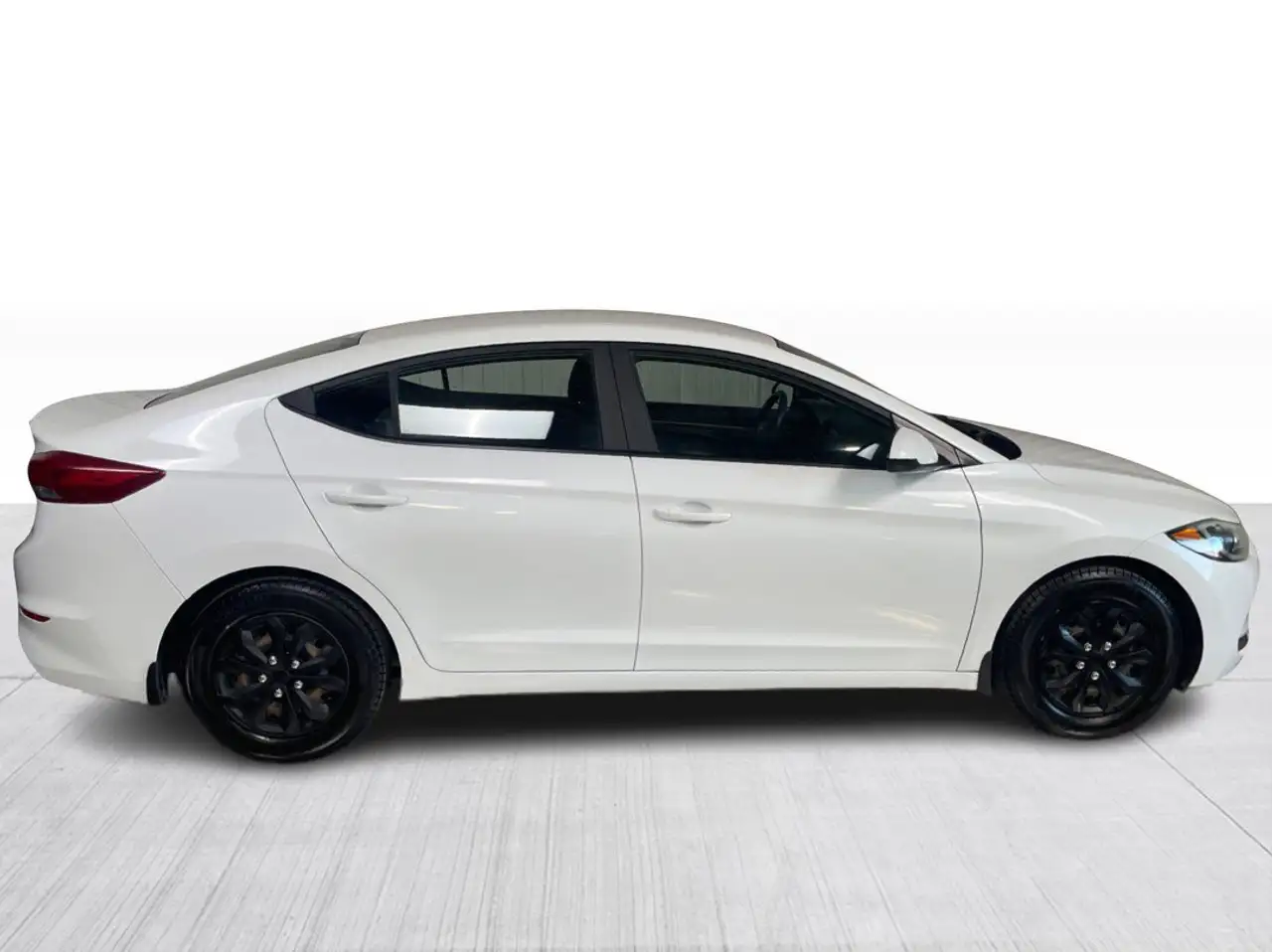 Hyundai ELANTRA photo Hyundai ELANTRA