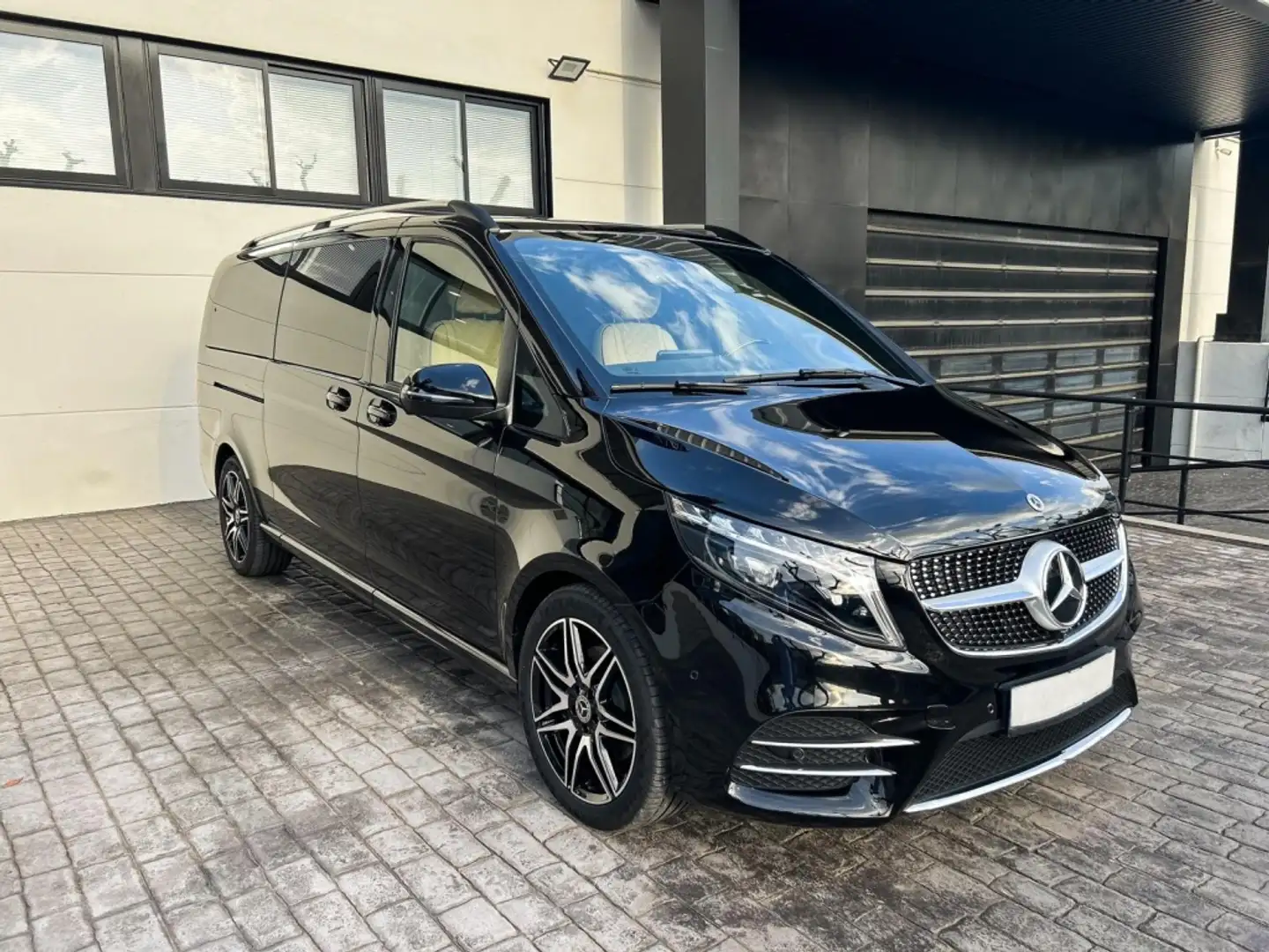 Mercedes-Benz V 300d Extralargo Avantgarde Schwarz - 2