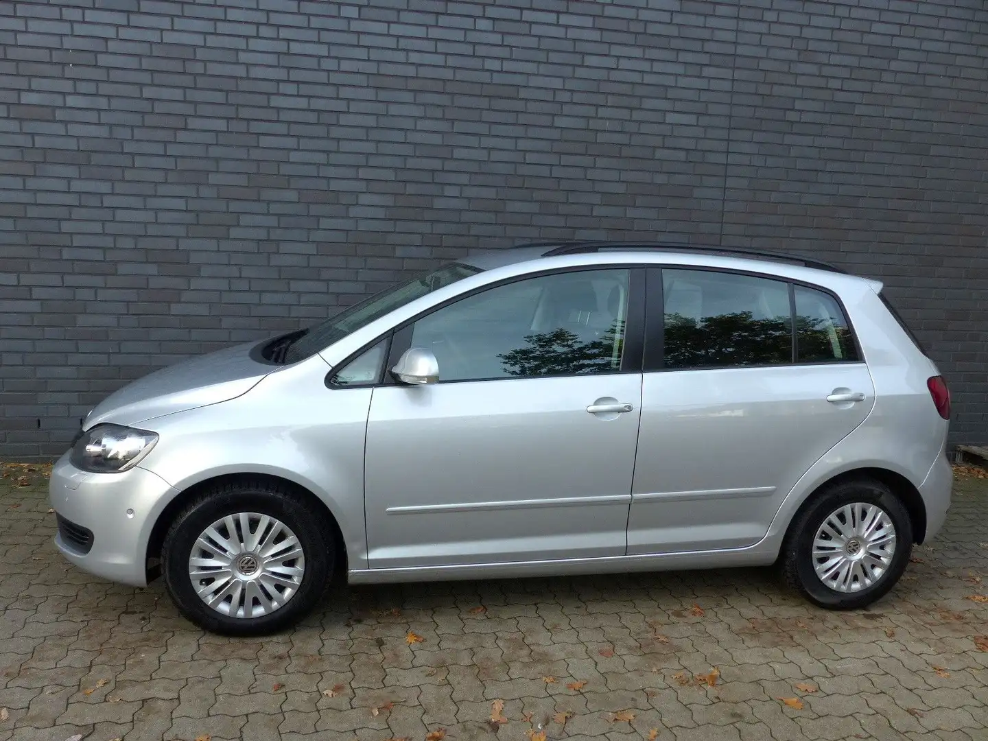 Volkswagen Golf Plus VI 1,6 Trendline/Automatik/PDC/Sitzhei Silber - 1