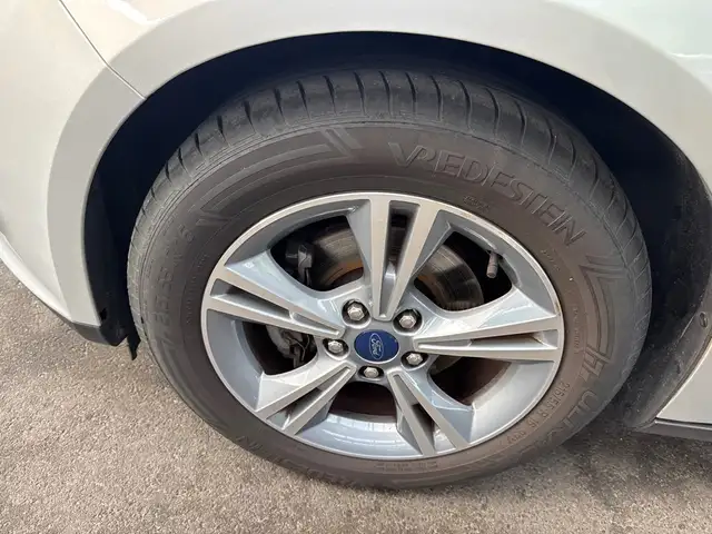Ford Focus view 12