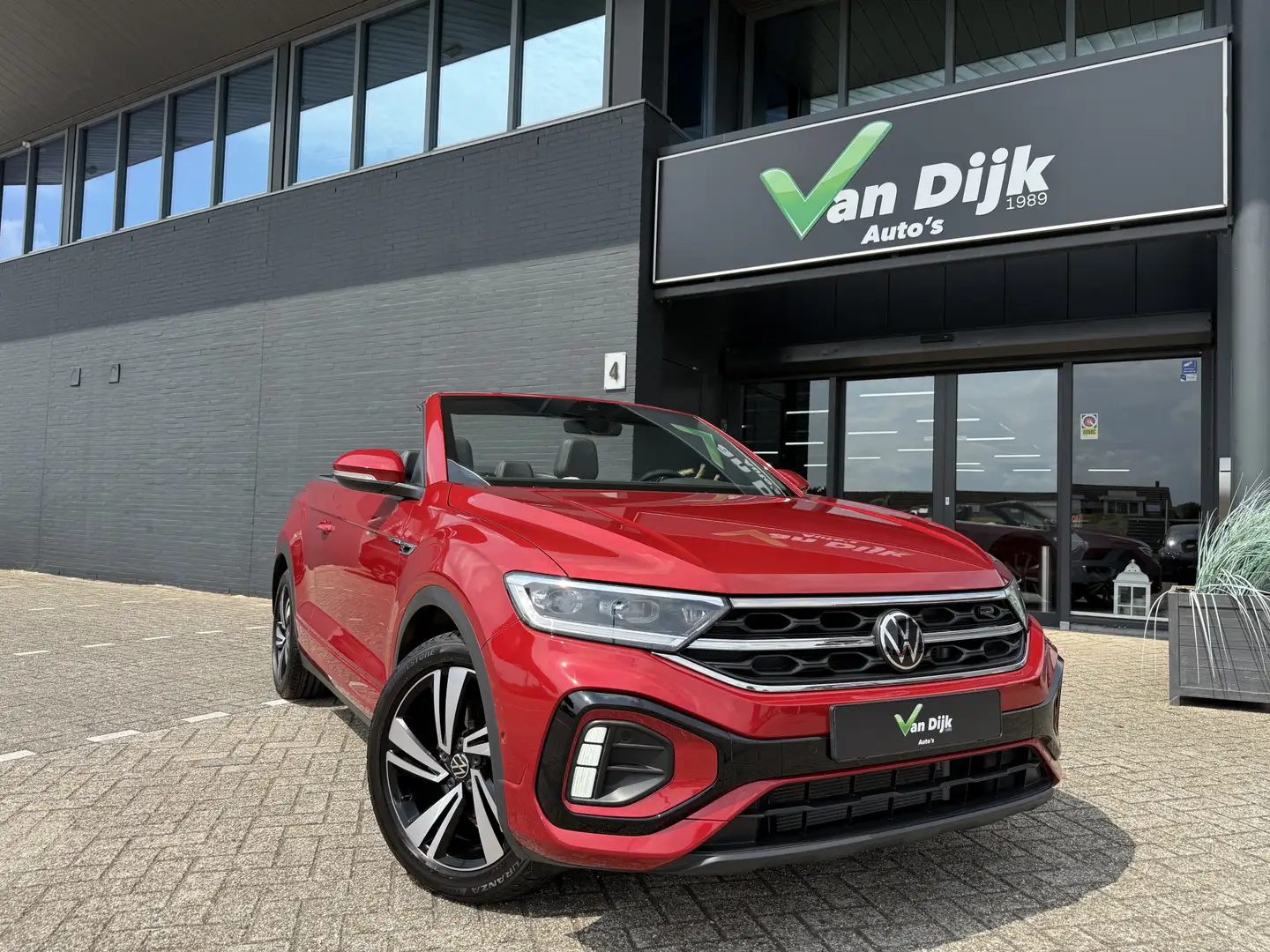 Volkswagen T-Roc Cabrio 1.5 TSI R-Line Navi Camera Trekhaak - 1
