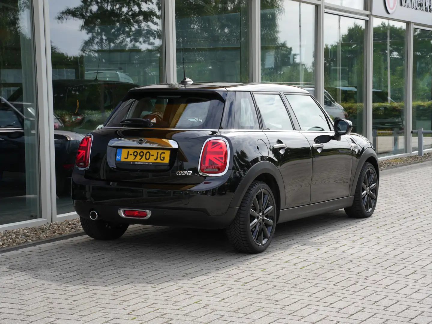 MINI Cooper 1.5 Chili | Clima | Navigatie | Stoelverwarming | Schwarz - 2