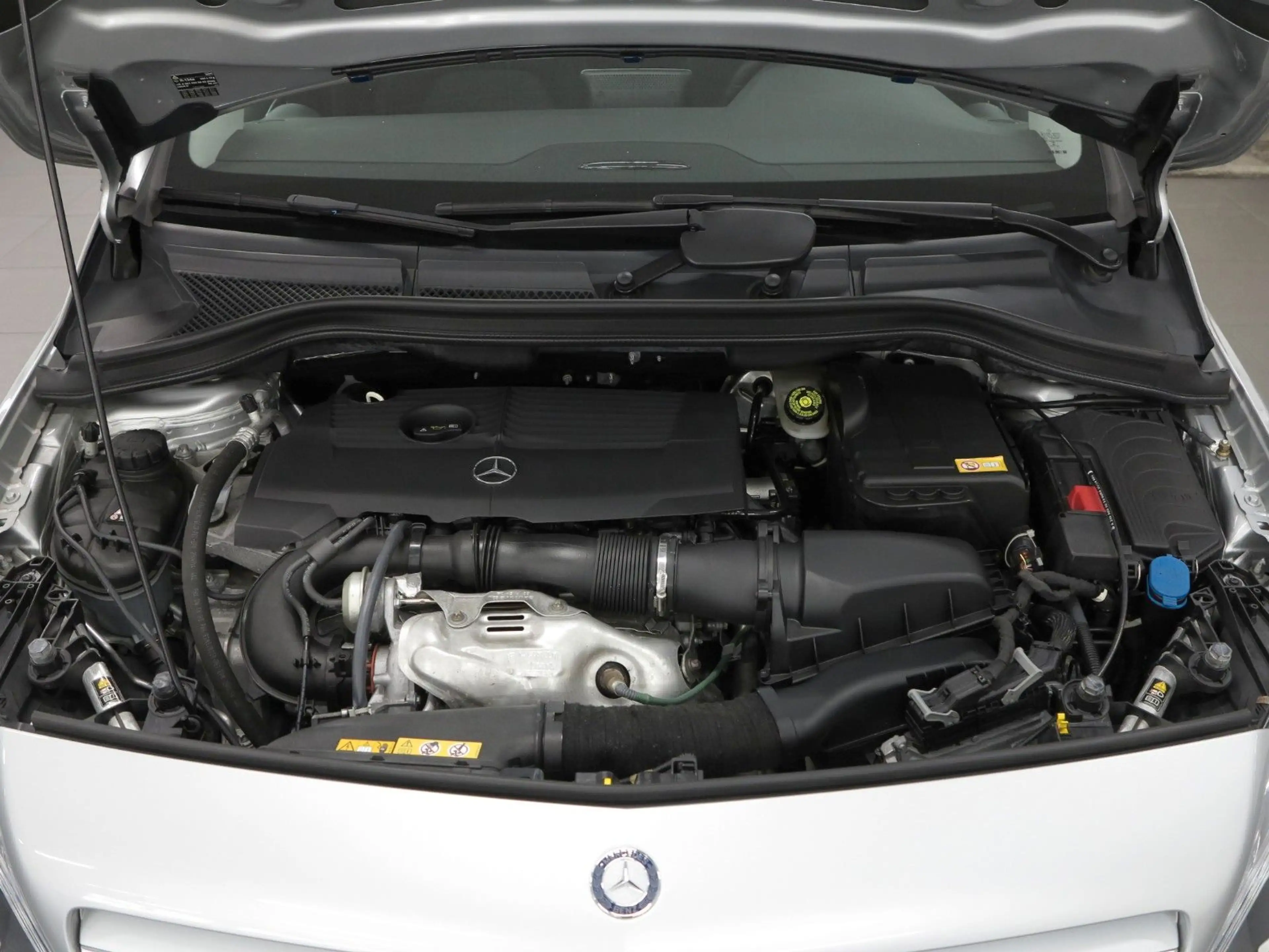 Mercedes-Benz B 180 Aut. BI-XENON/NAVI/31630KM/AHK/UNFALLFREI! — photo 8